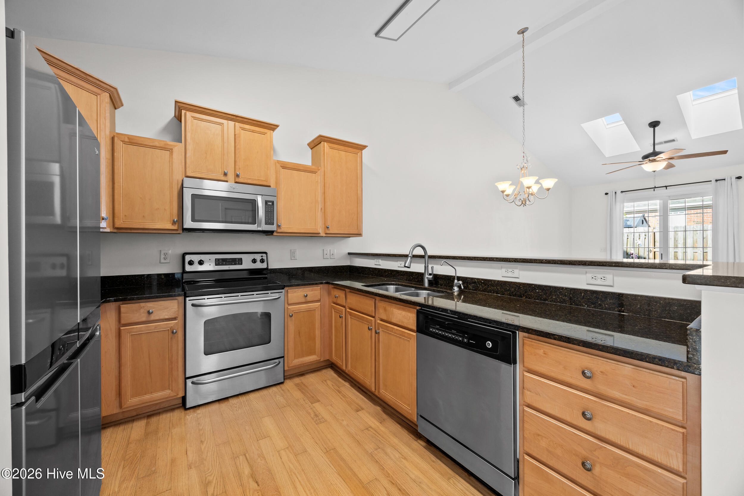 100566827 | Photo 14