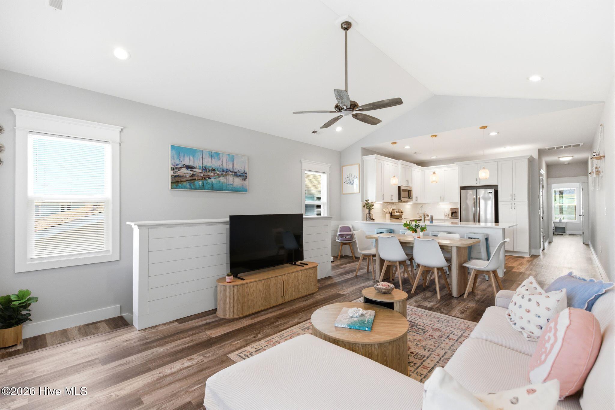 100570659 | Photo 12