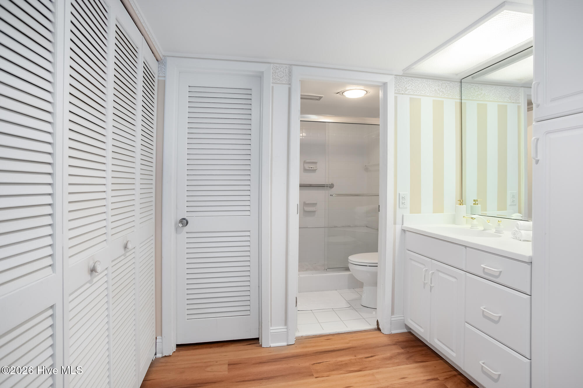 100566408 | Photo 15