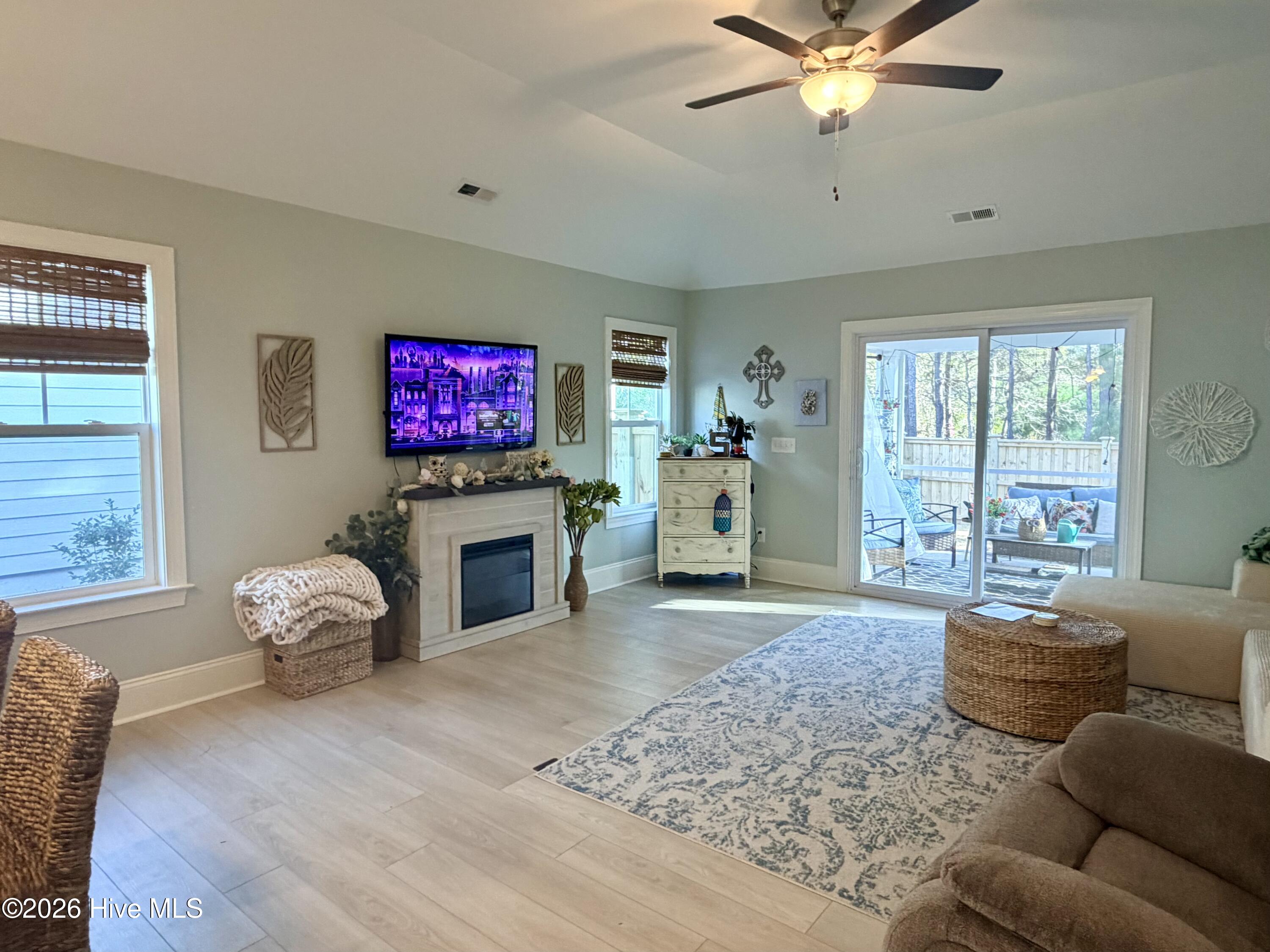 100558170 | Photo 12