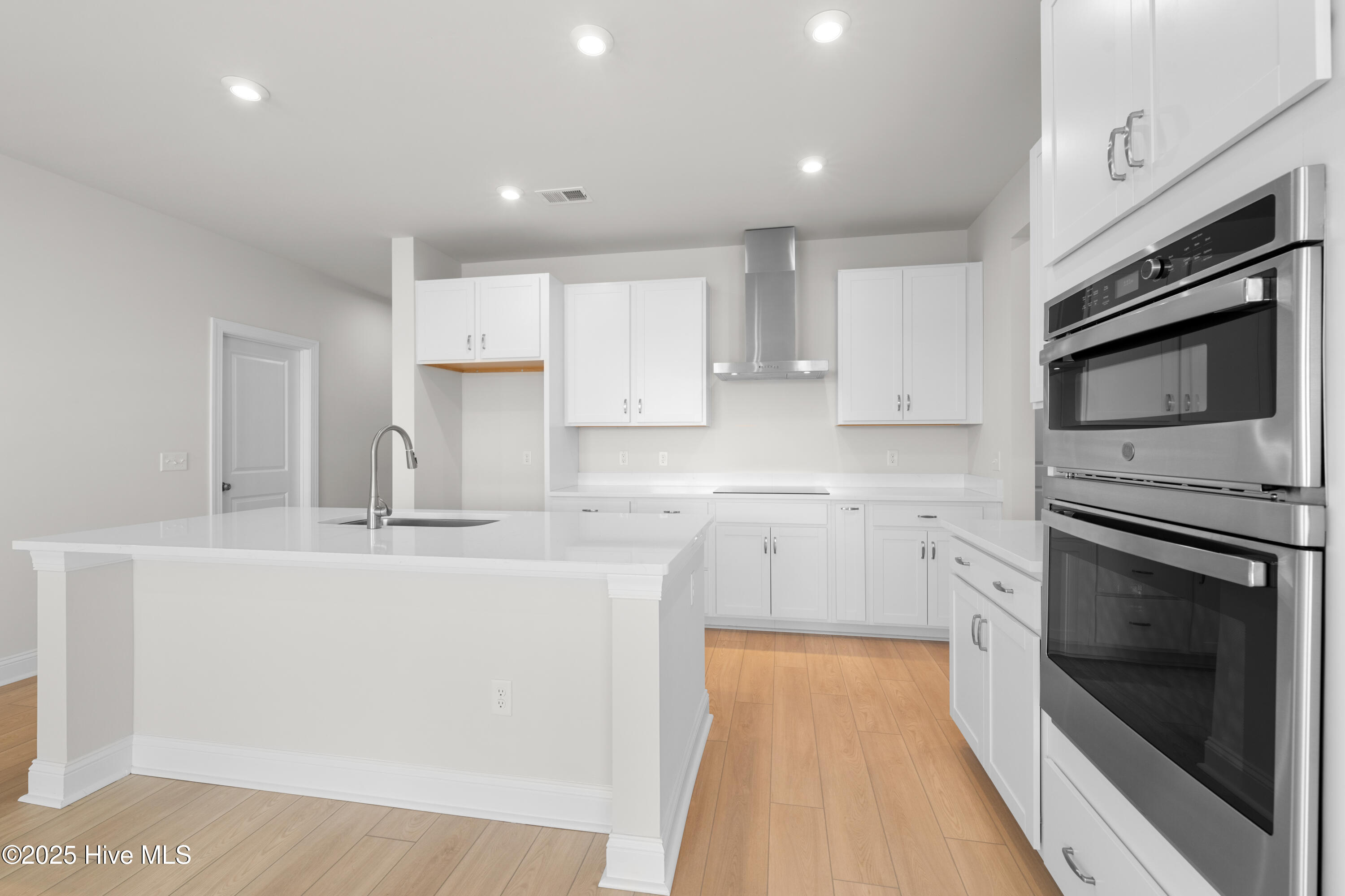 100565958 | Photo 15