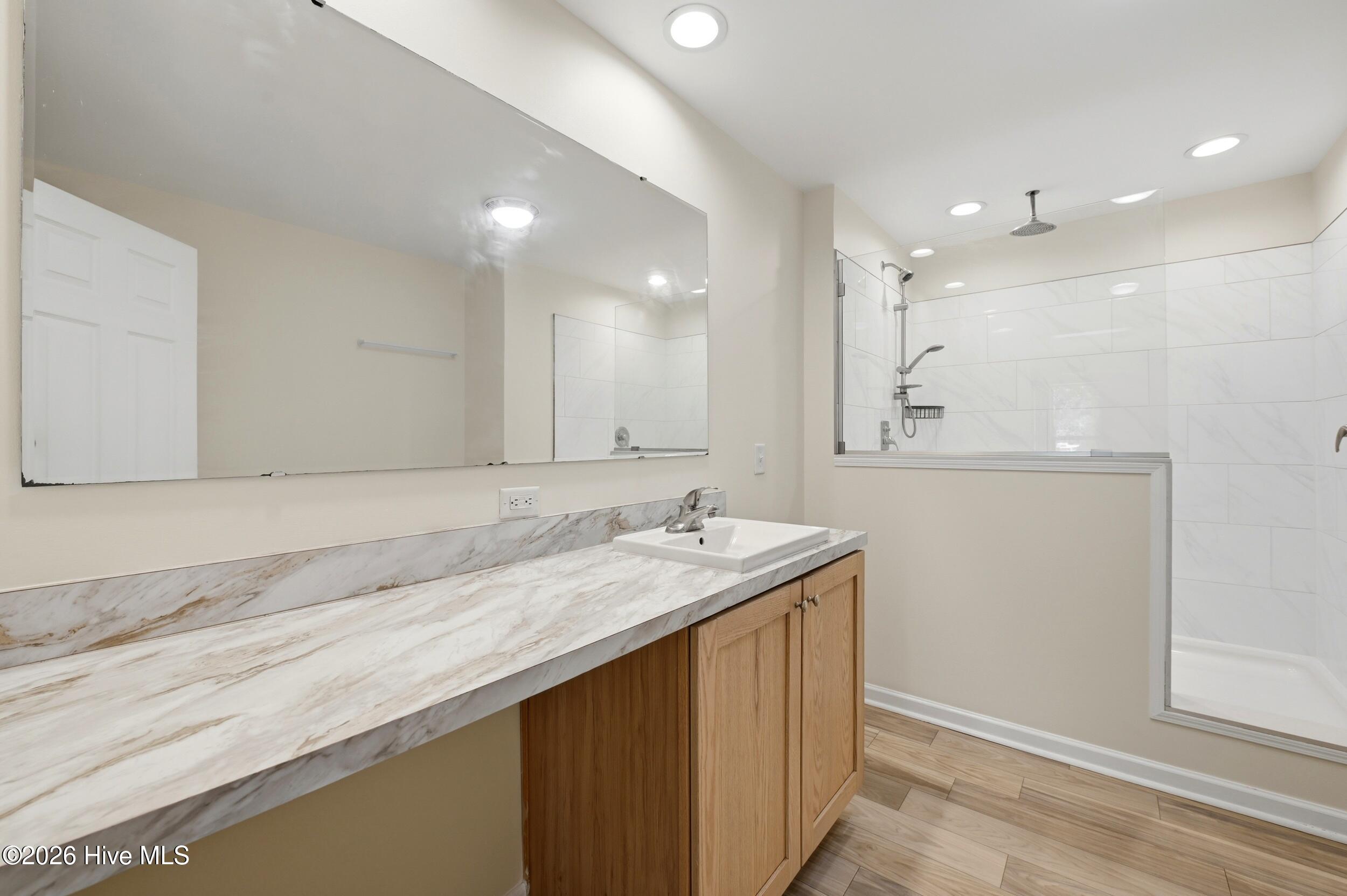 100561337 | Photo 17