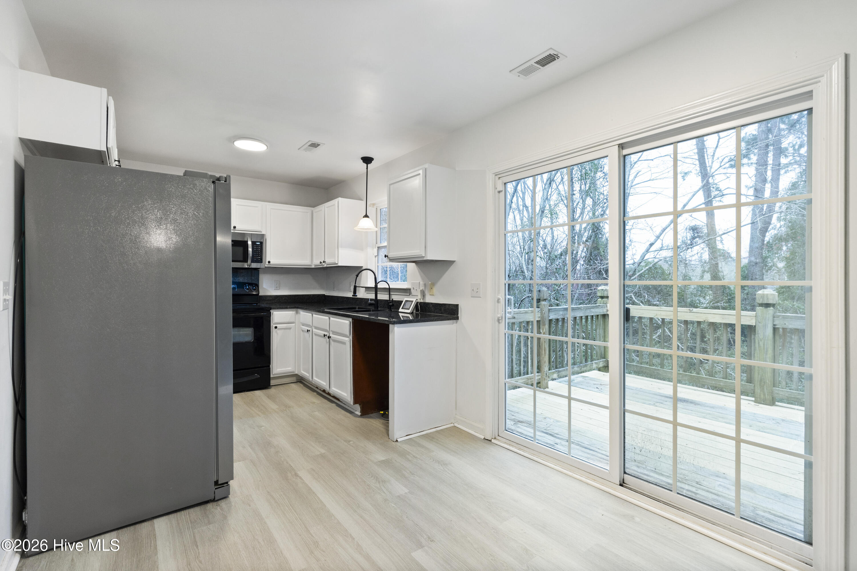 100557847 | Photo 12