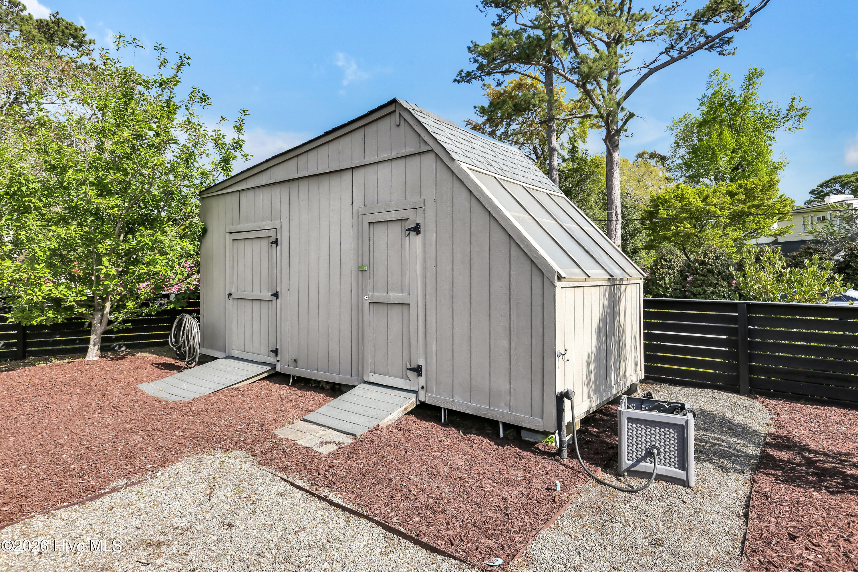 100565189 | Photo 43