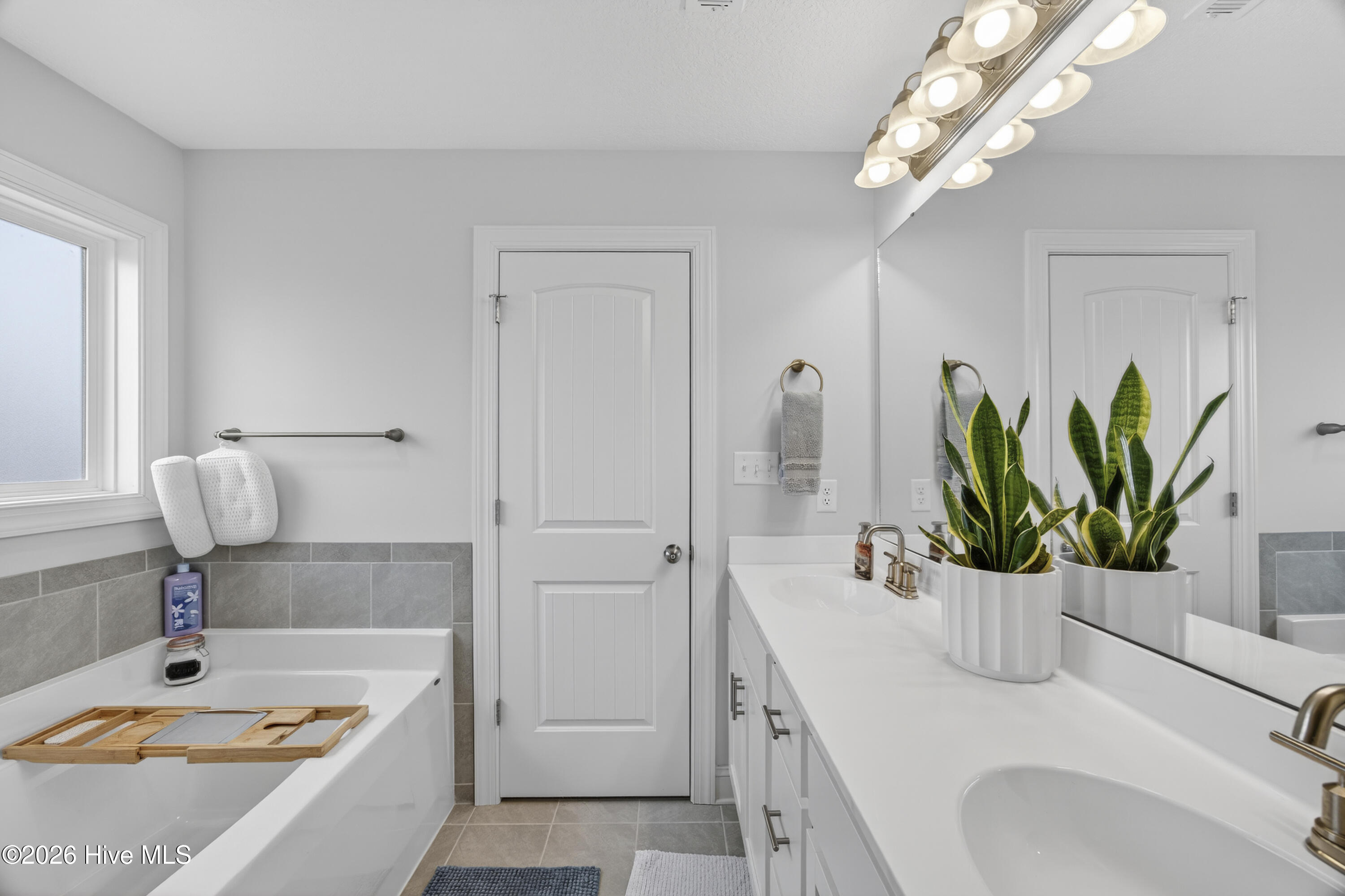 100558052 | Photo 31