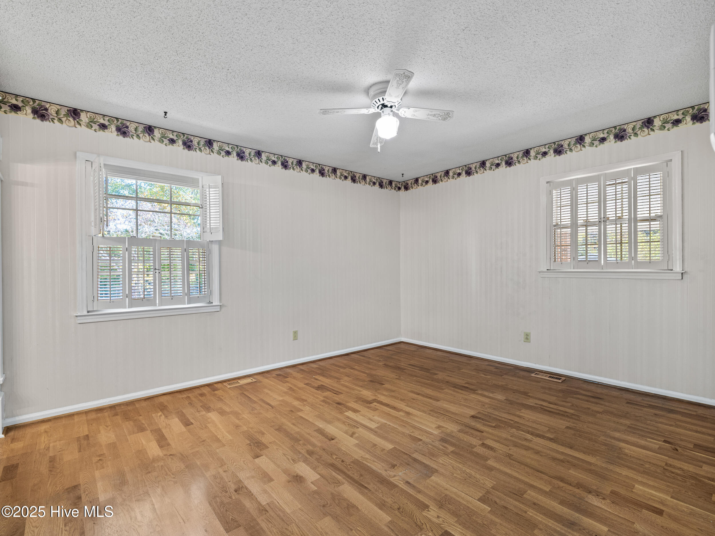 100544325 | Photo 35