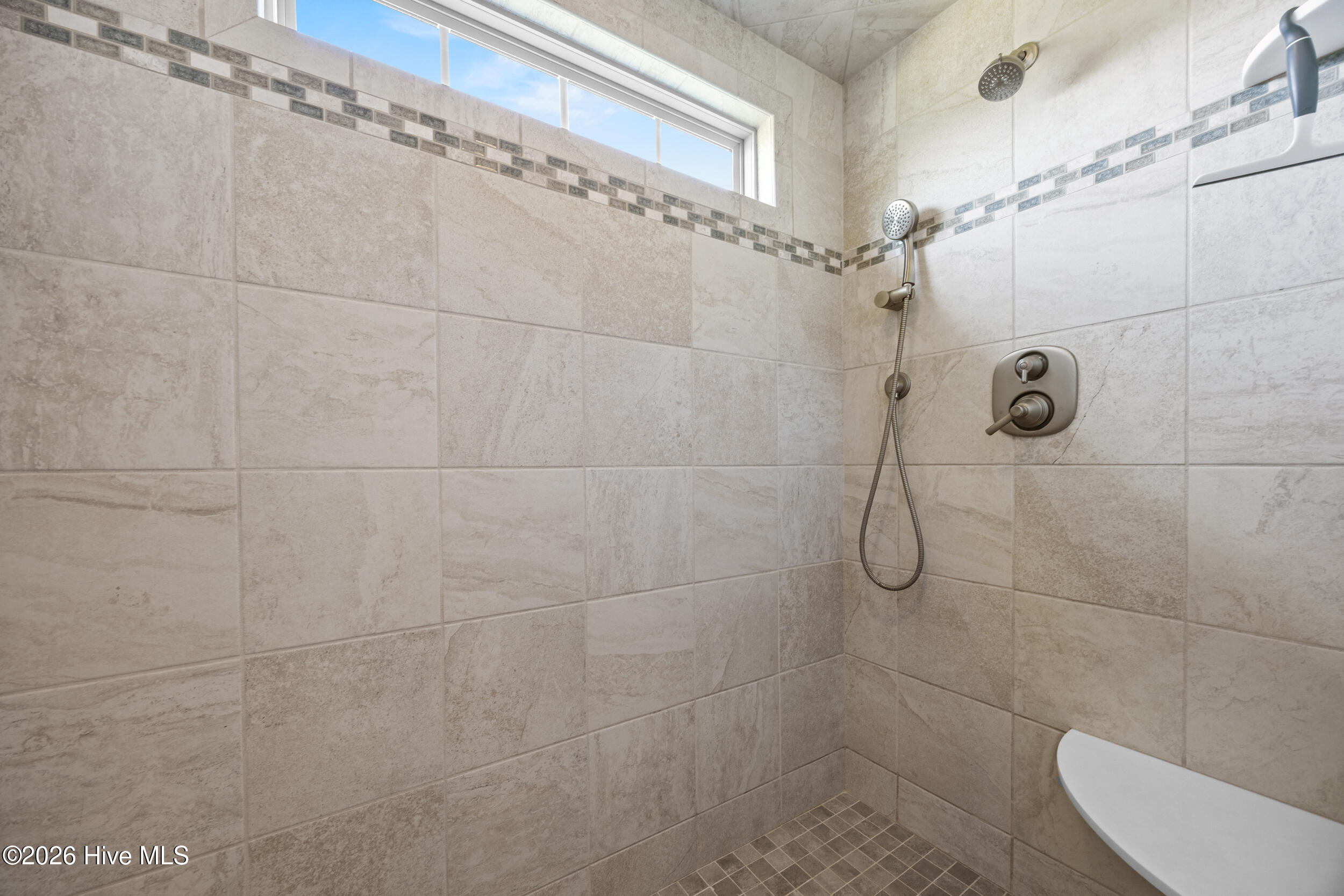 100566024 | Photo 24