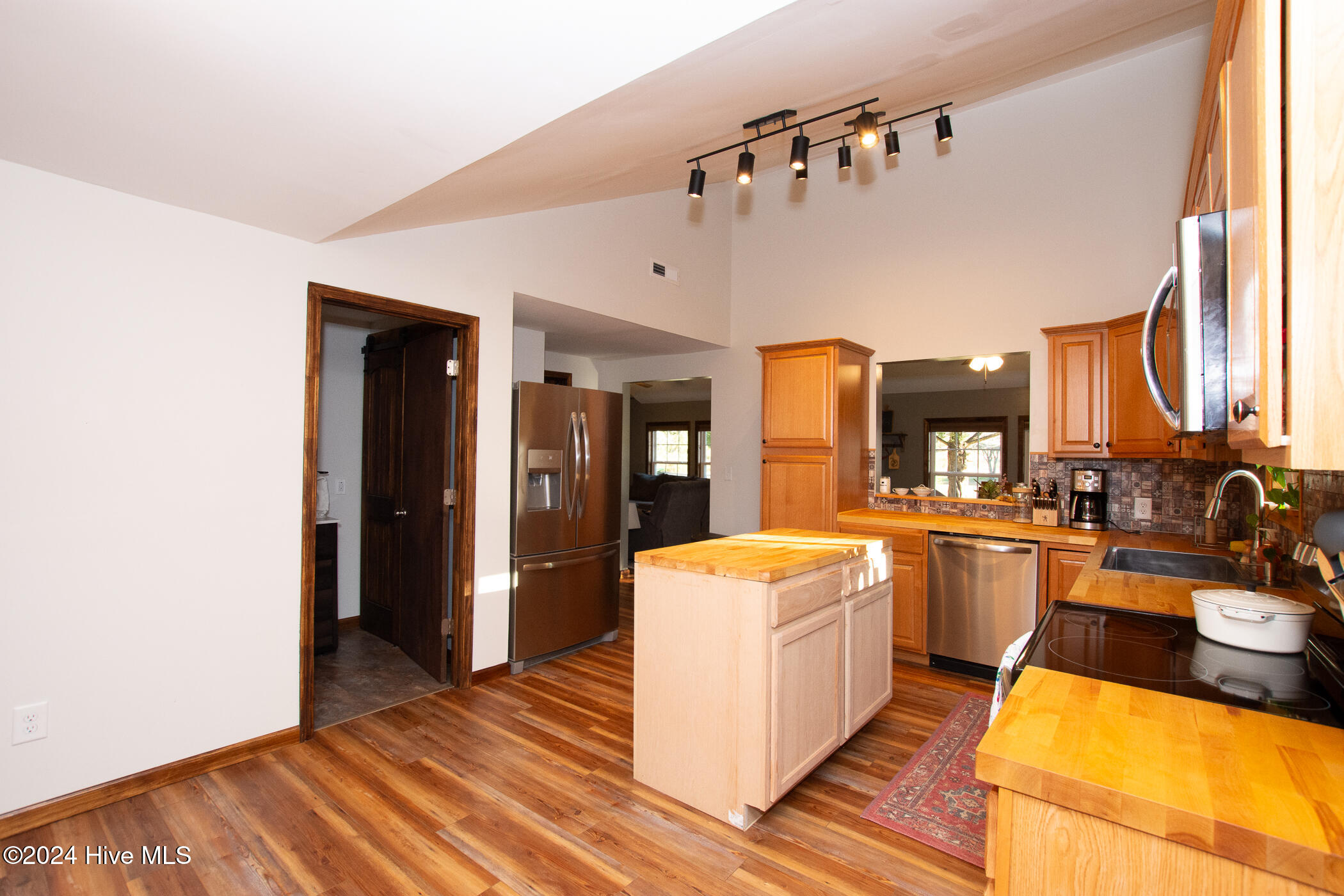 100552342 | Photo 24