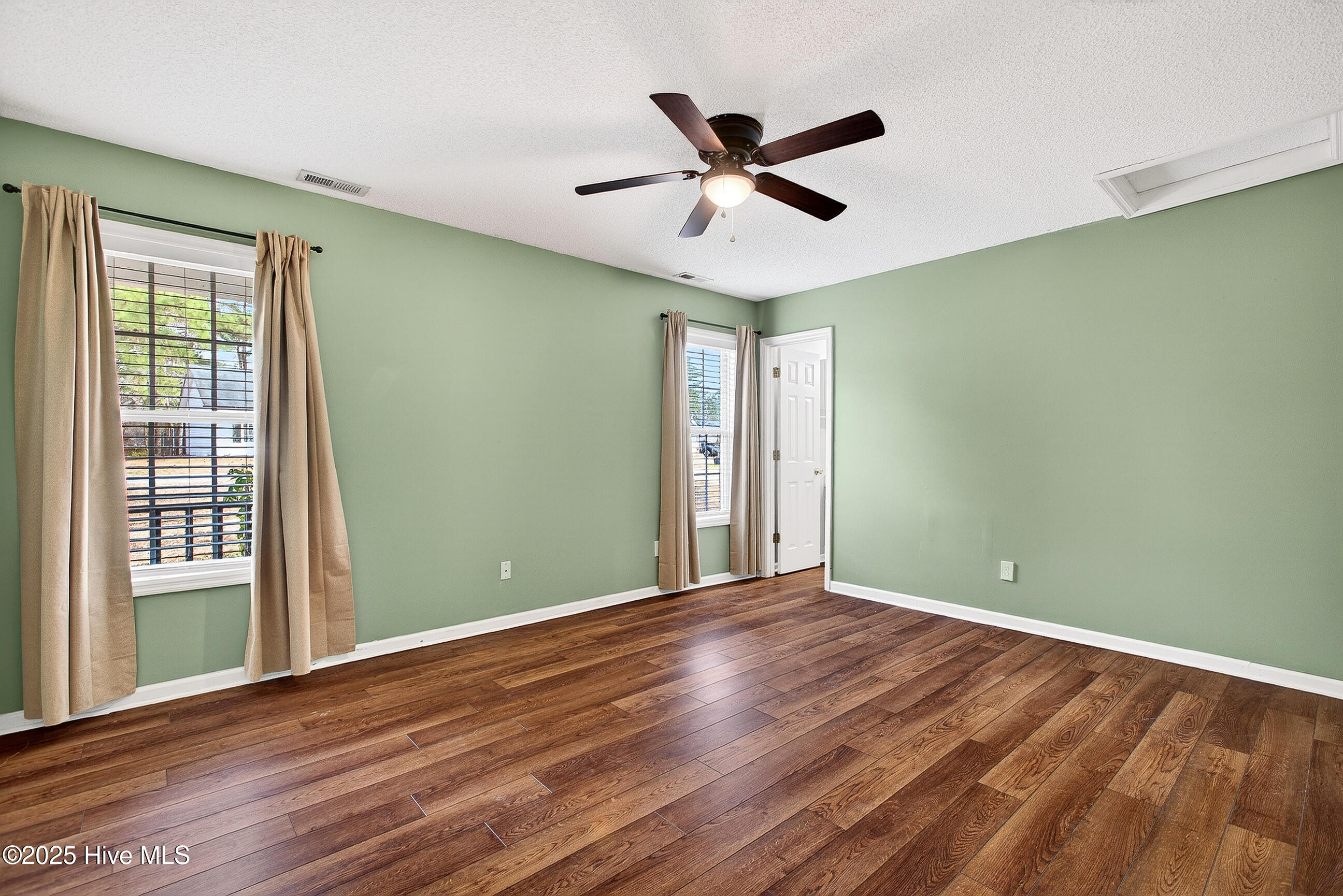 100547109 | Photo 11