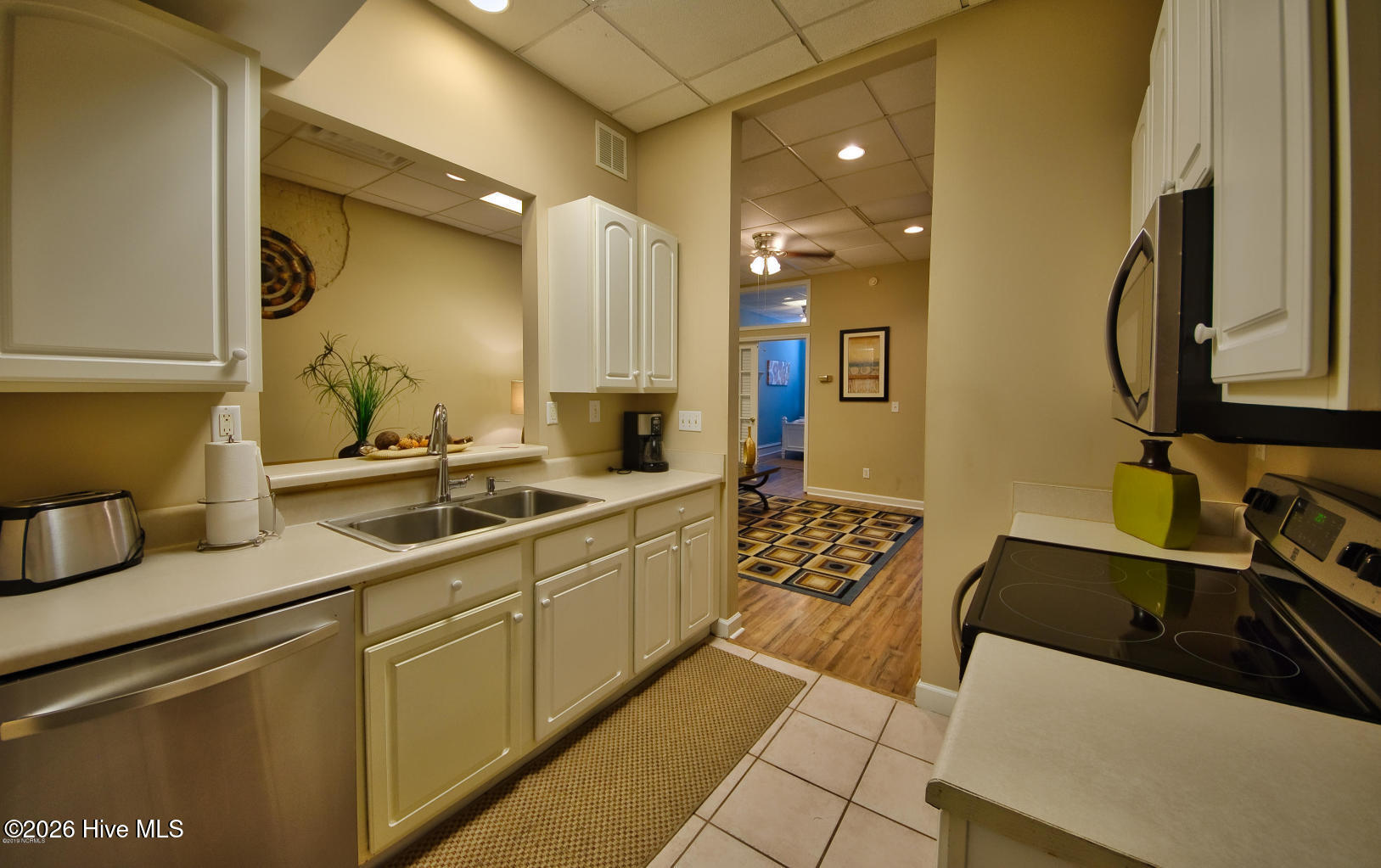 100565330 | Photo 16