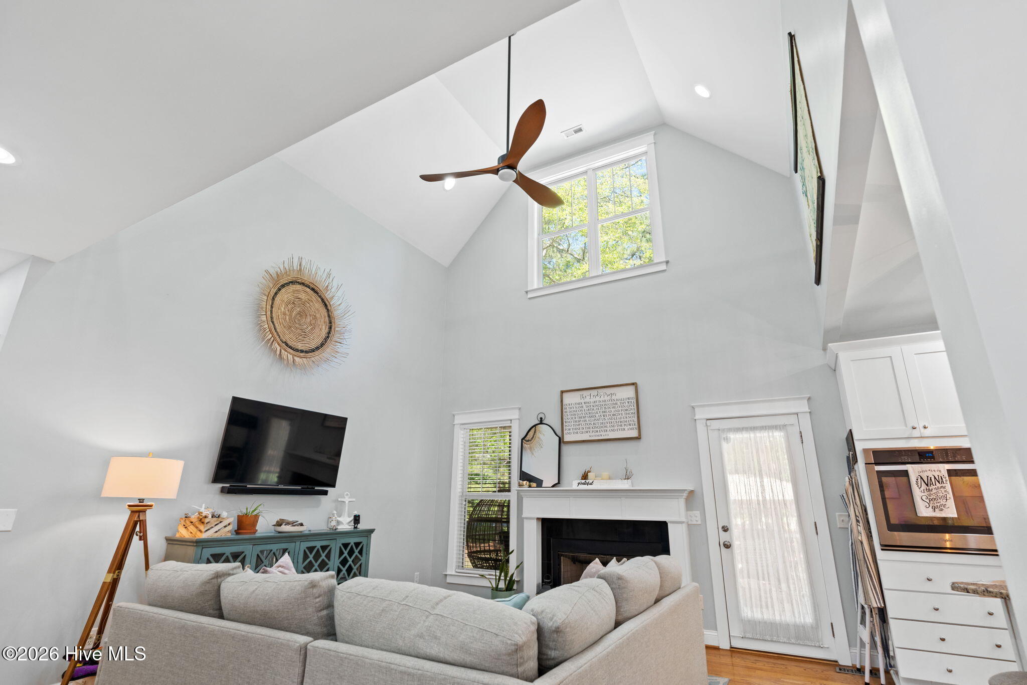 100568987 | Photo 12