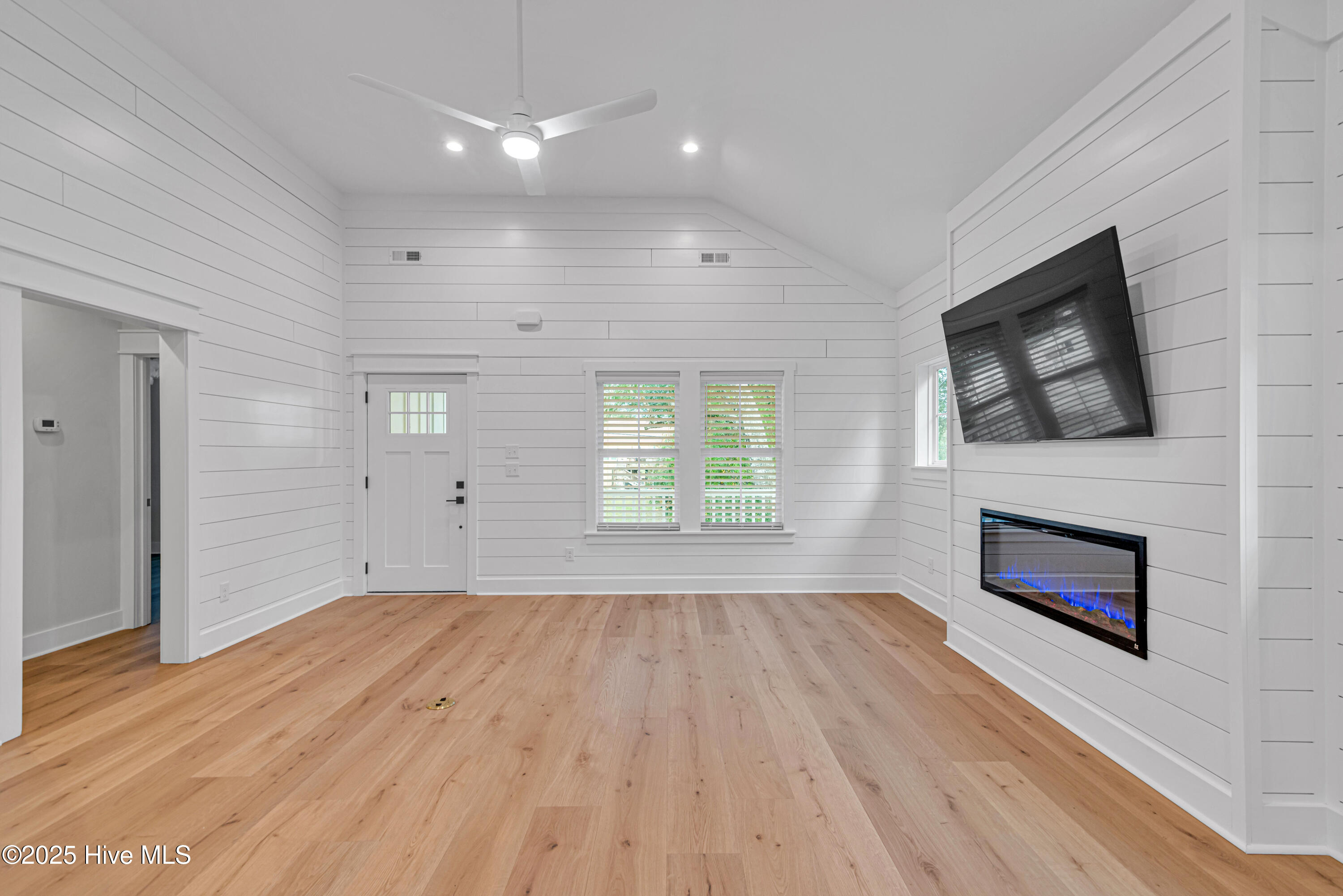 100542674 | Photo 27