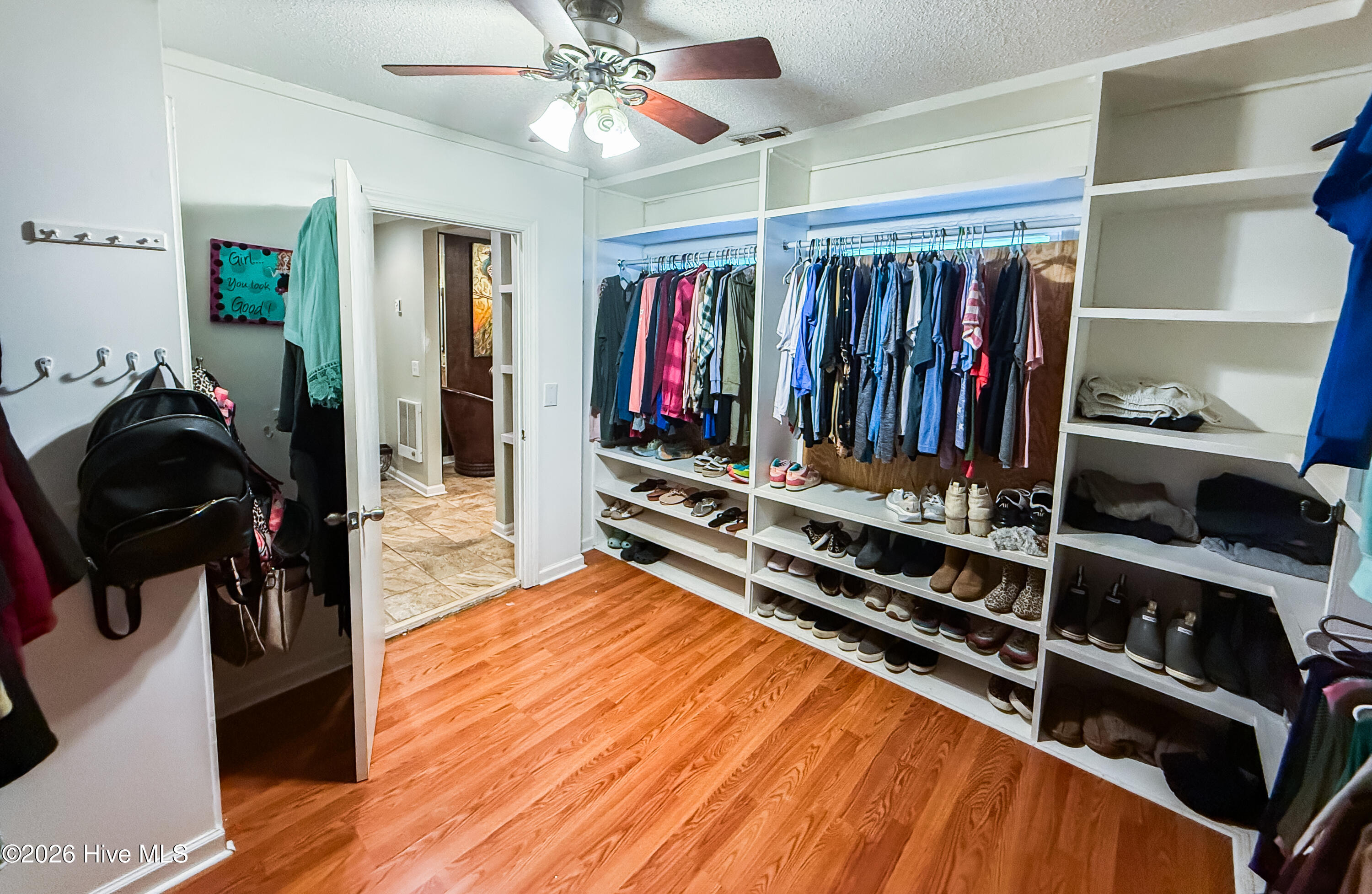 100547138 | Photo 33