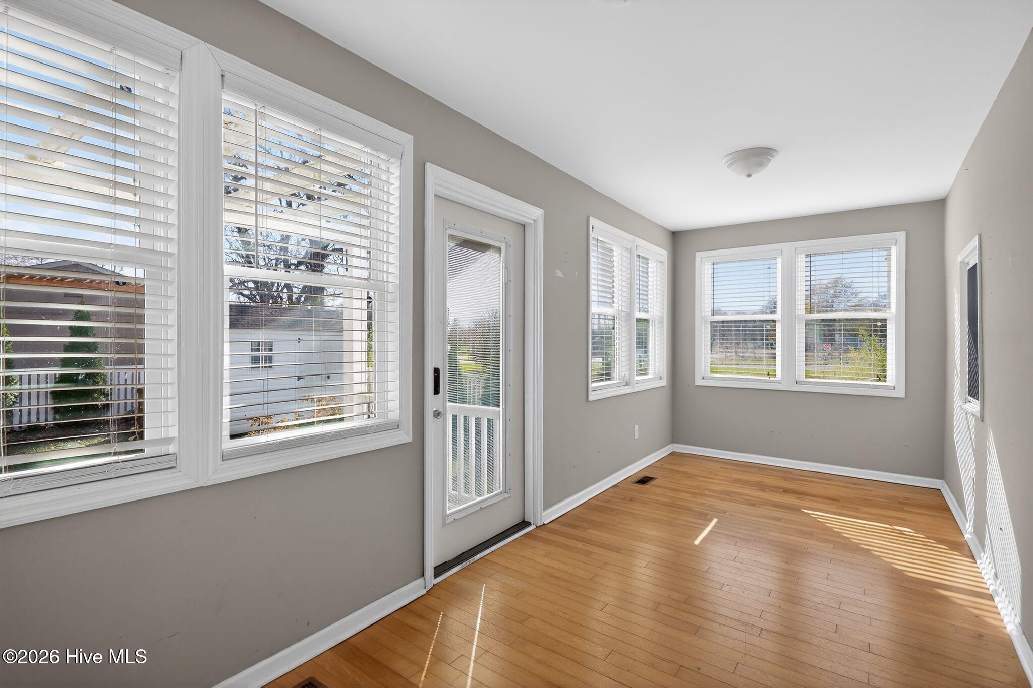 100561378 | Photo 15