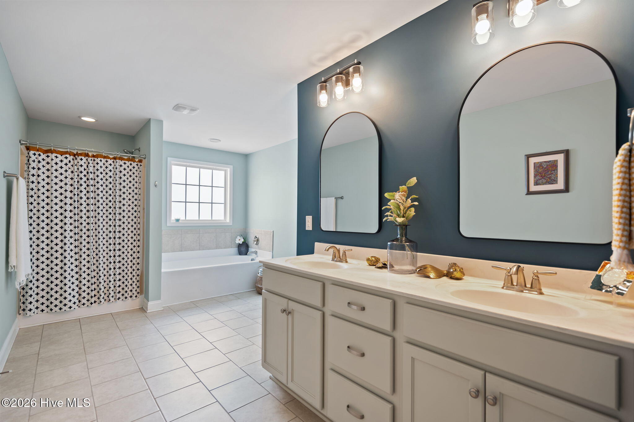 100562615 | Photo 27