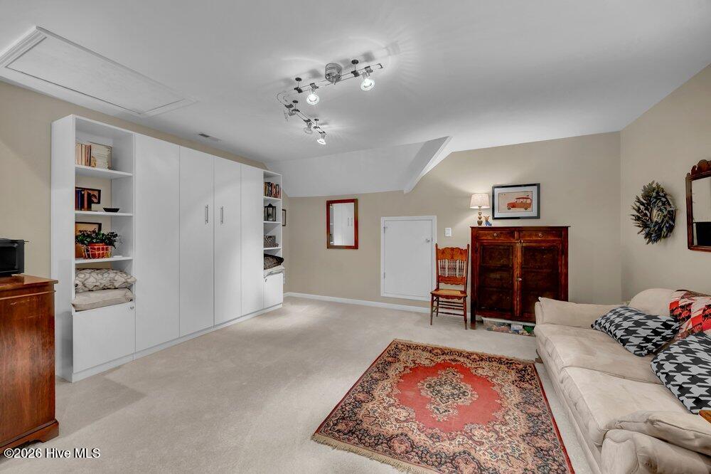 100567820 | Photo 27