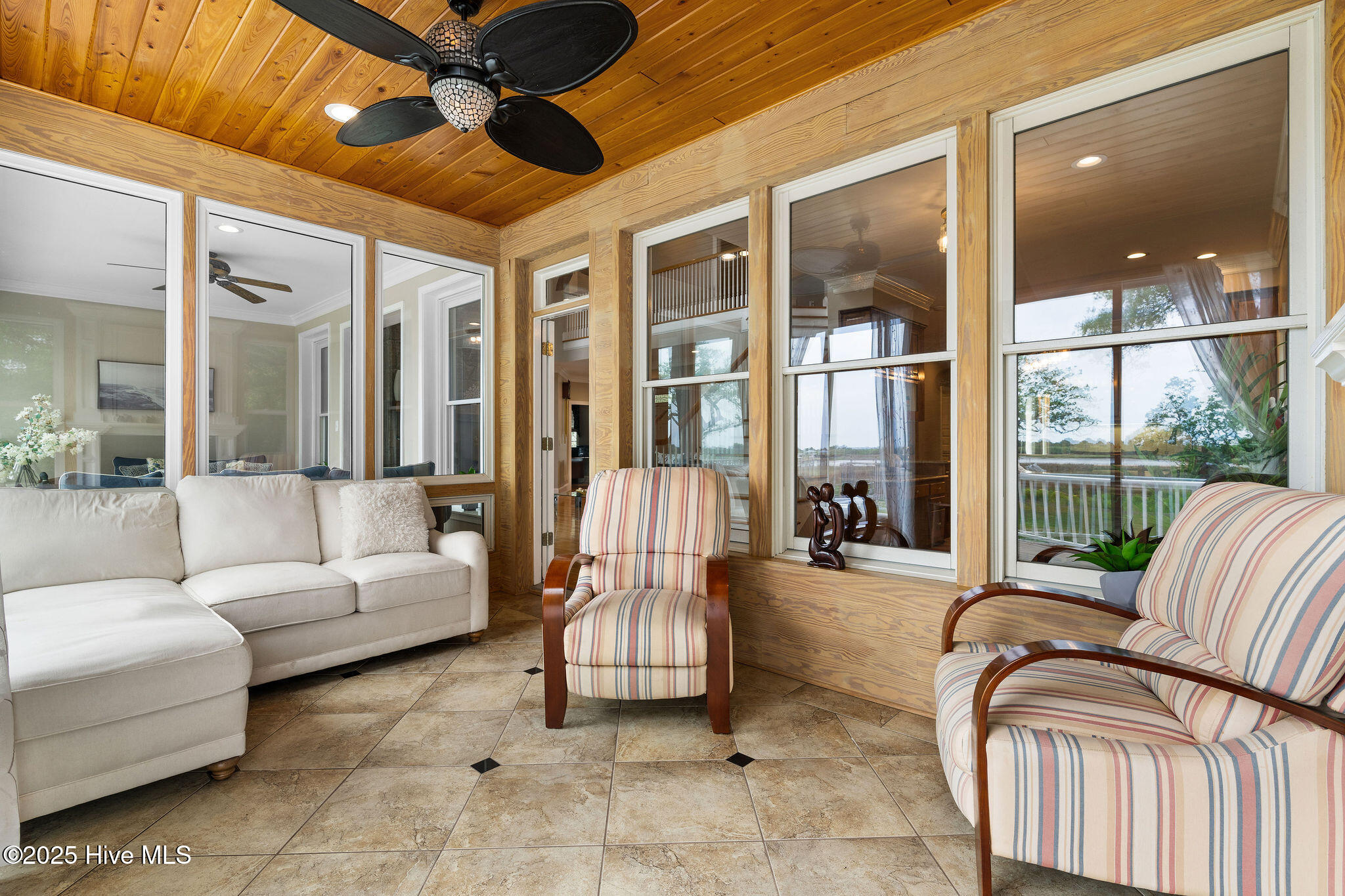 100556700 | Photo 31