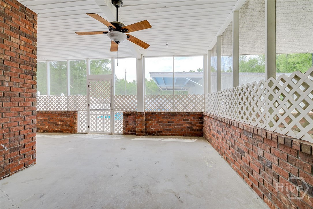 440 Pecan screened back porch