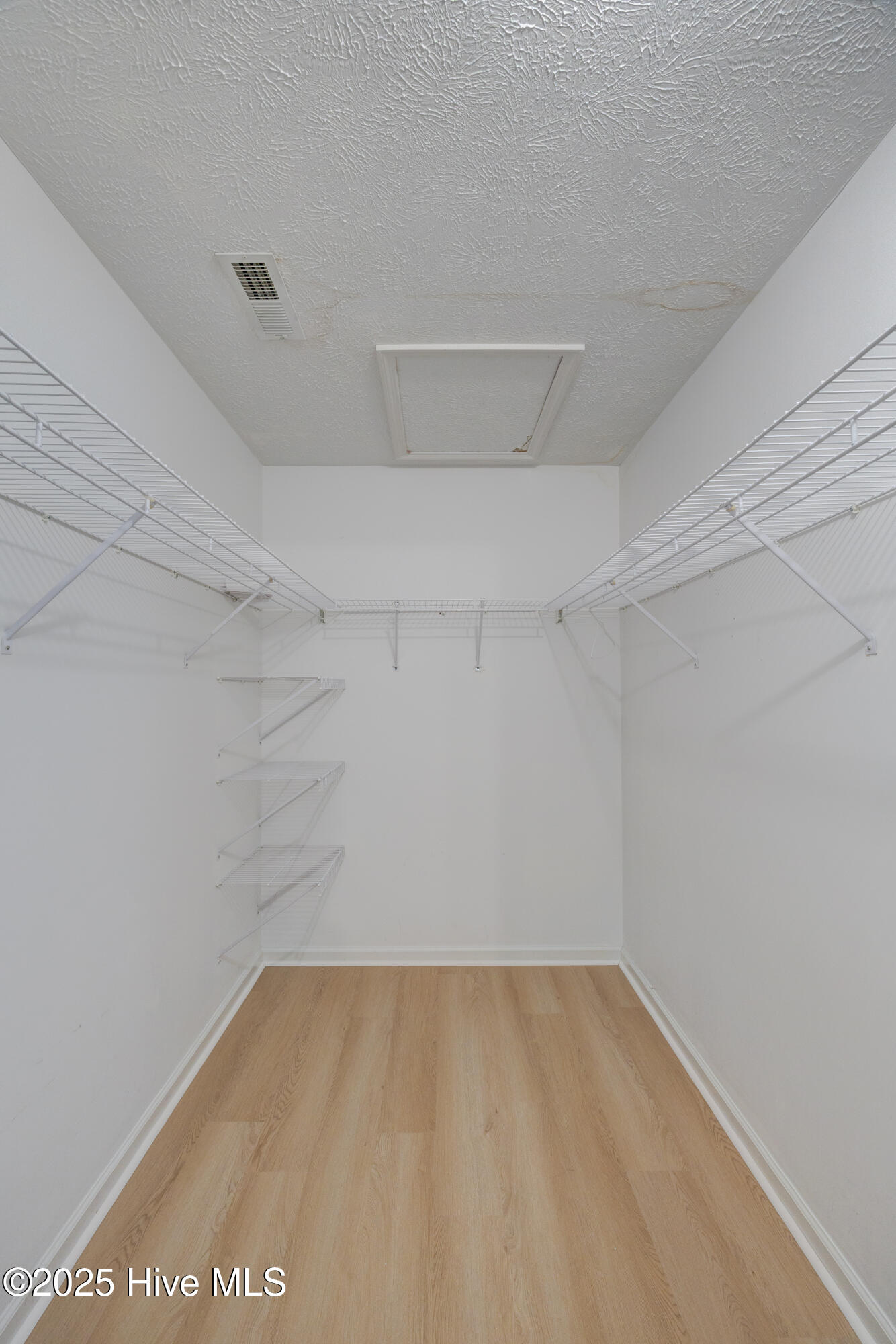 100526962 | Photo 26