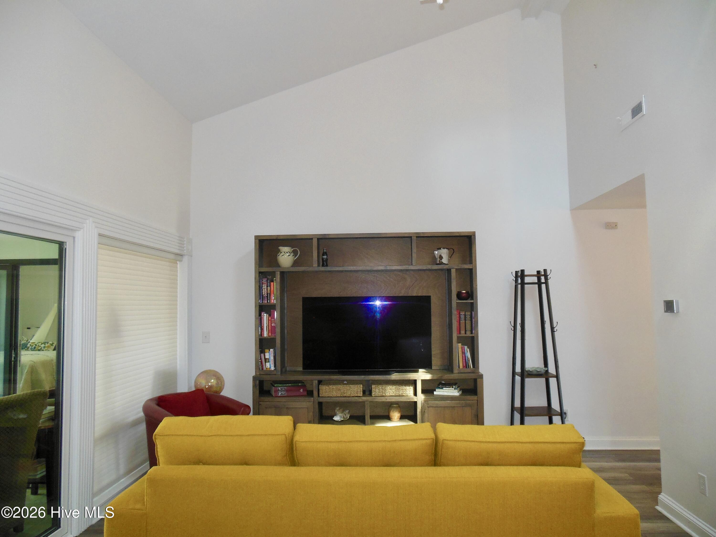 100559878 | Photo 11