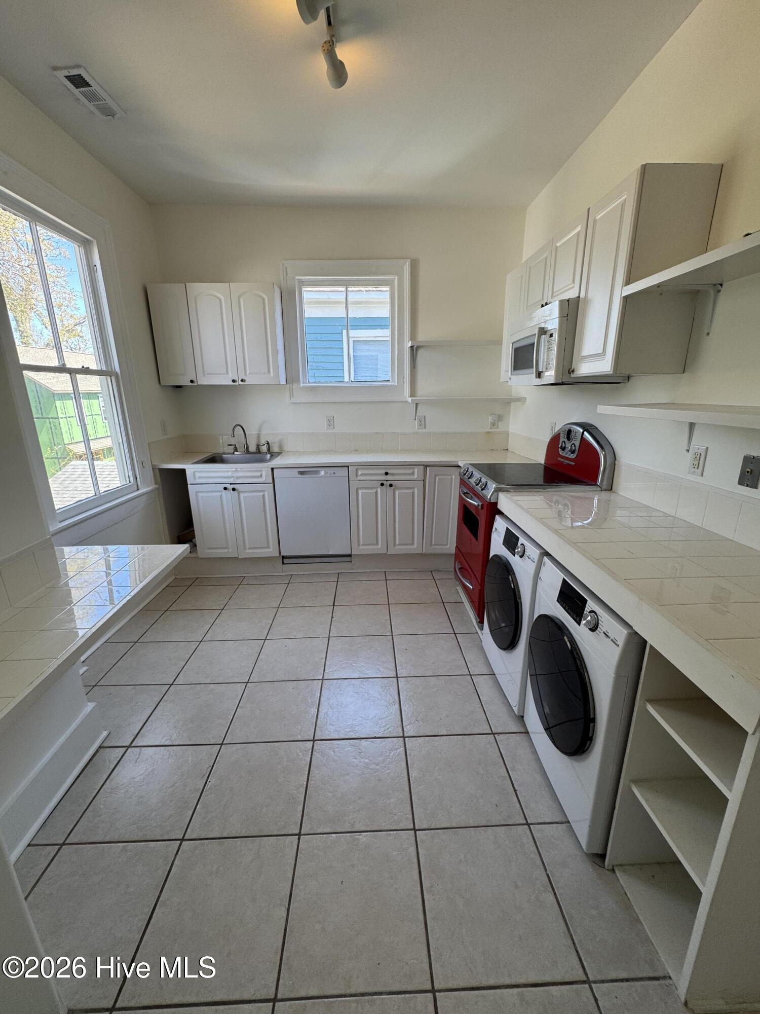 100561655 | Photo 11