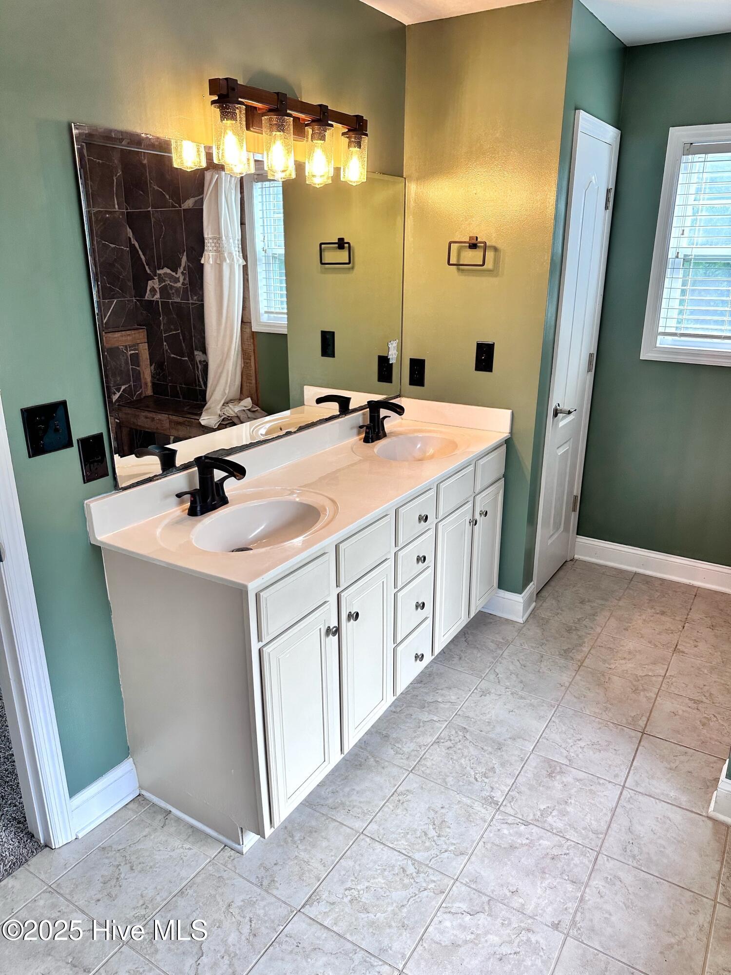 100522980 | Photo 23