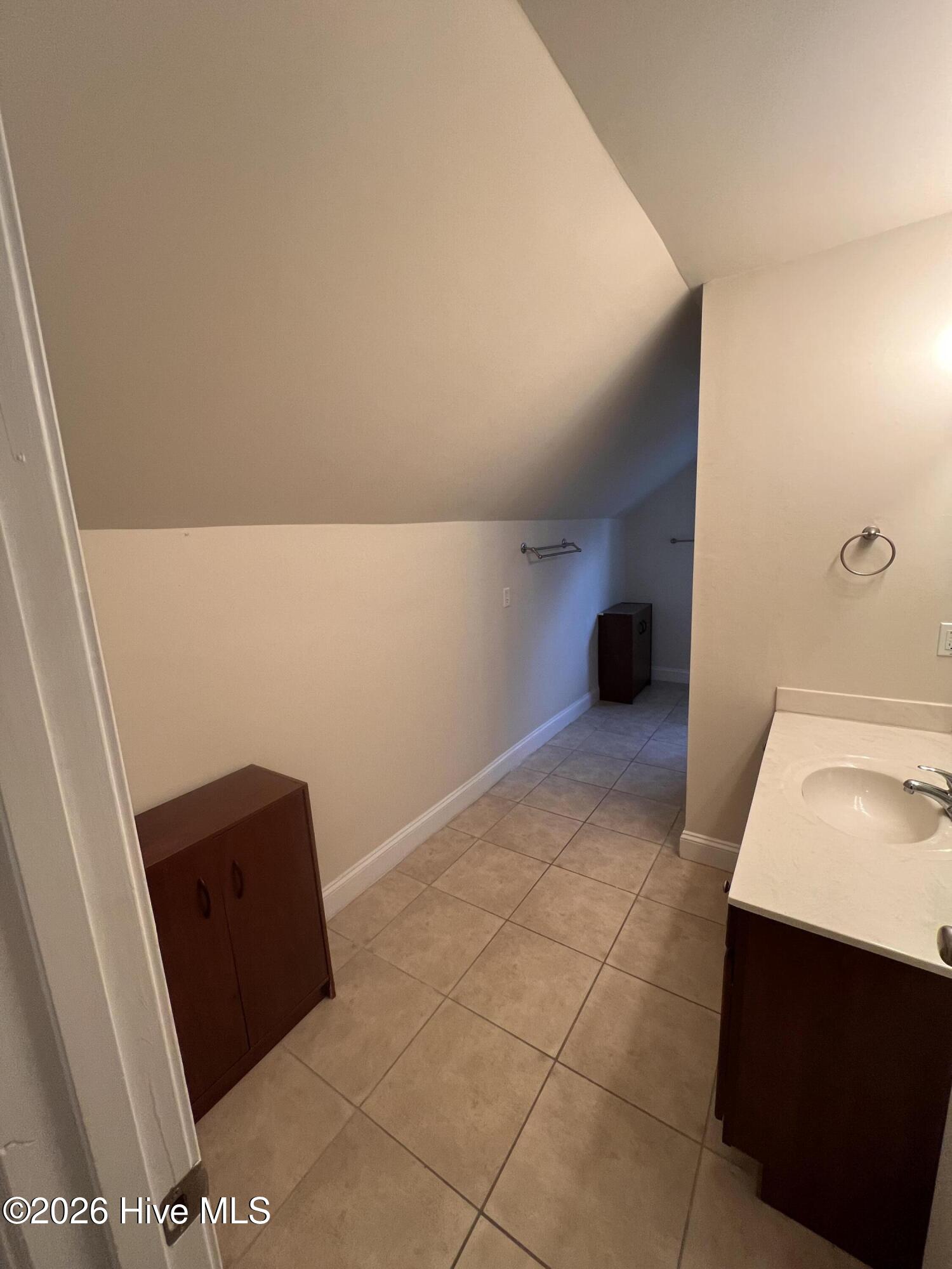 100548675 | Photo 22