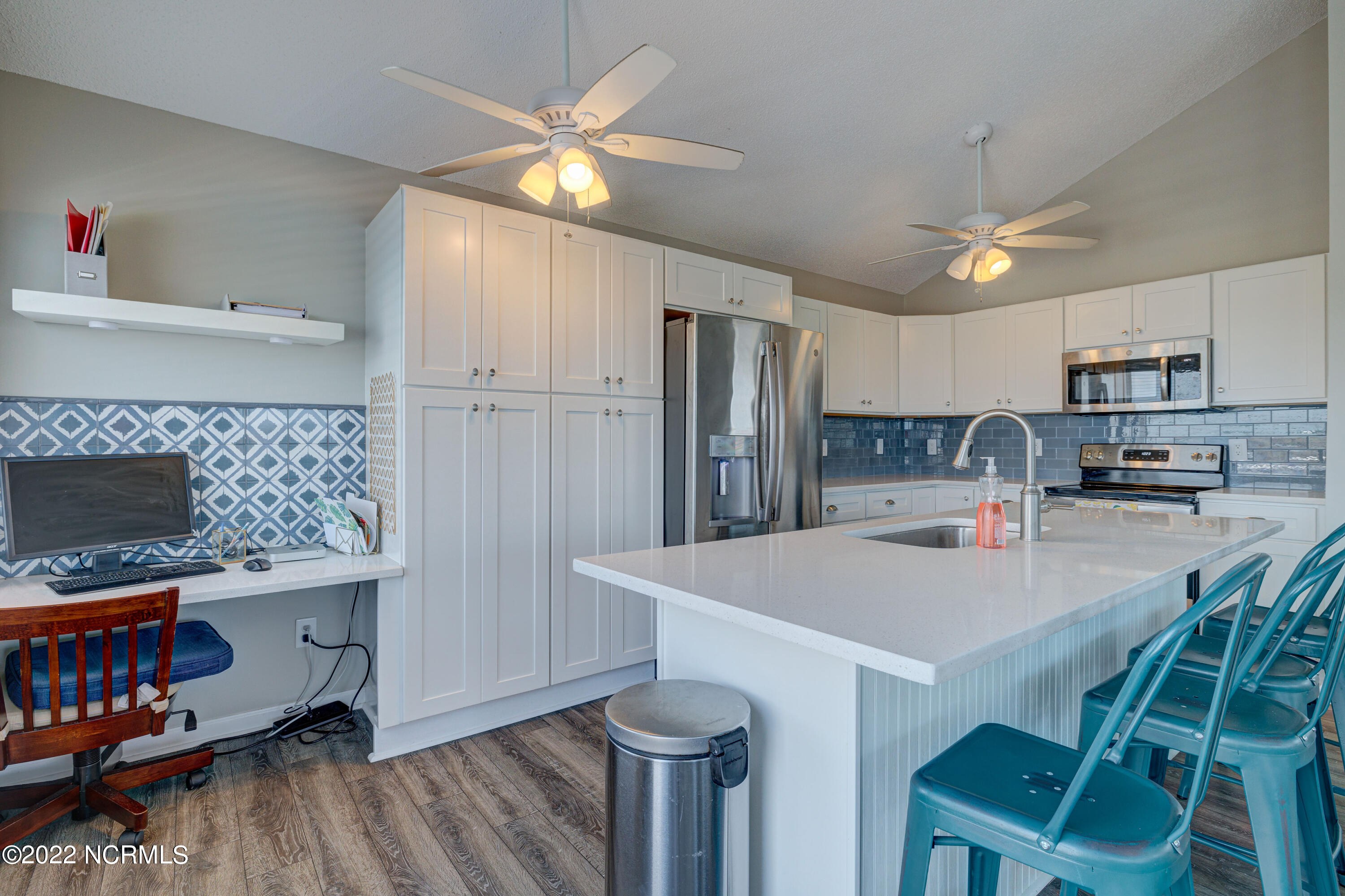 100563465 | Photo 35