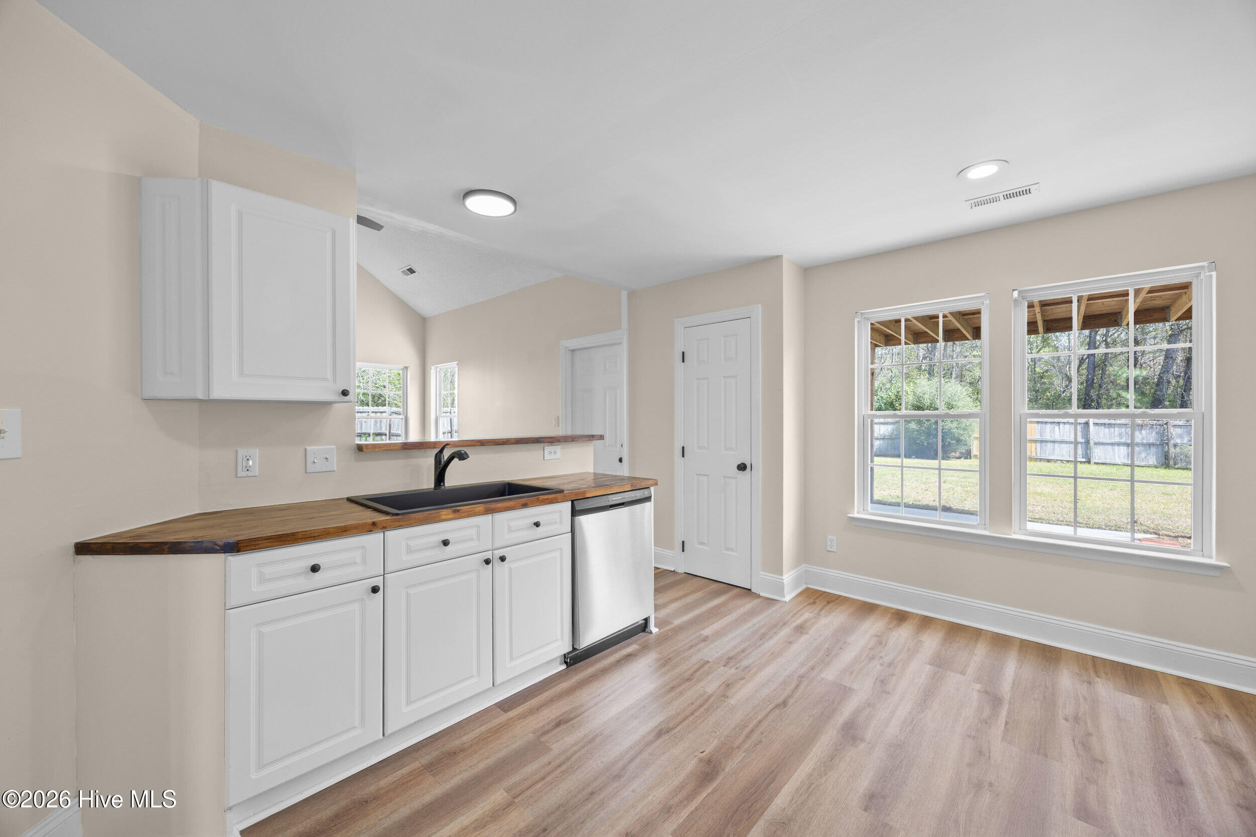 100561425 | Photo 12