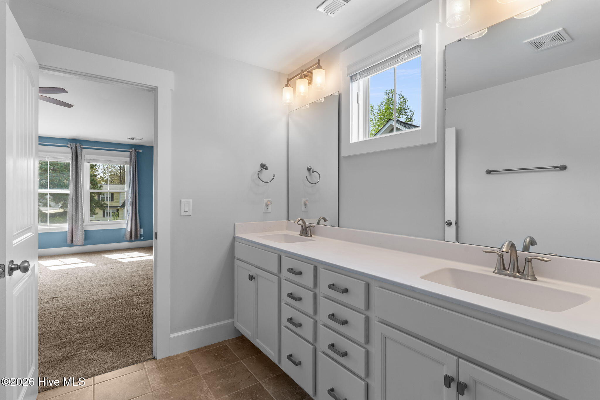 100562653 | Photo 28