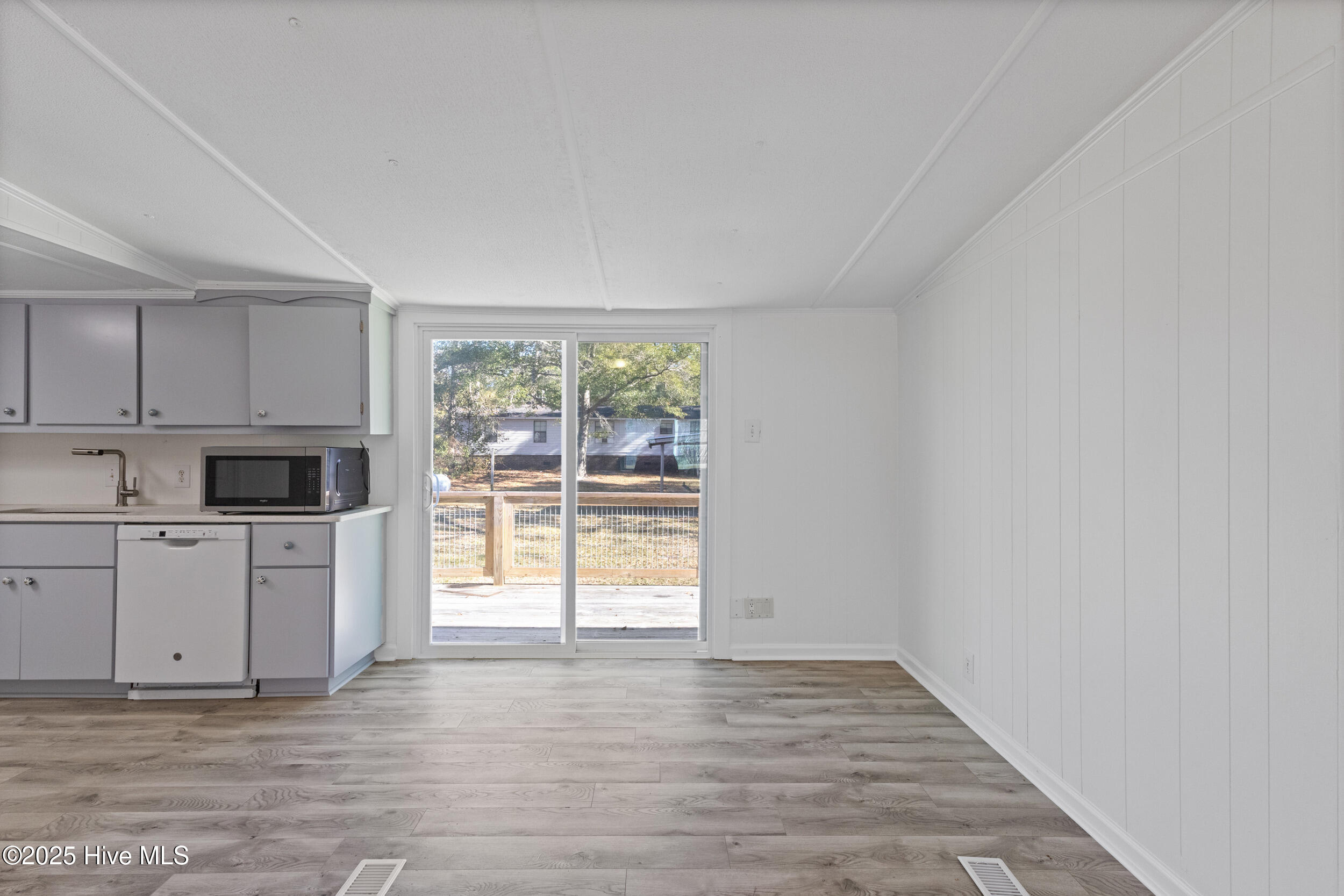 100545397 | Photo 32