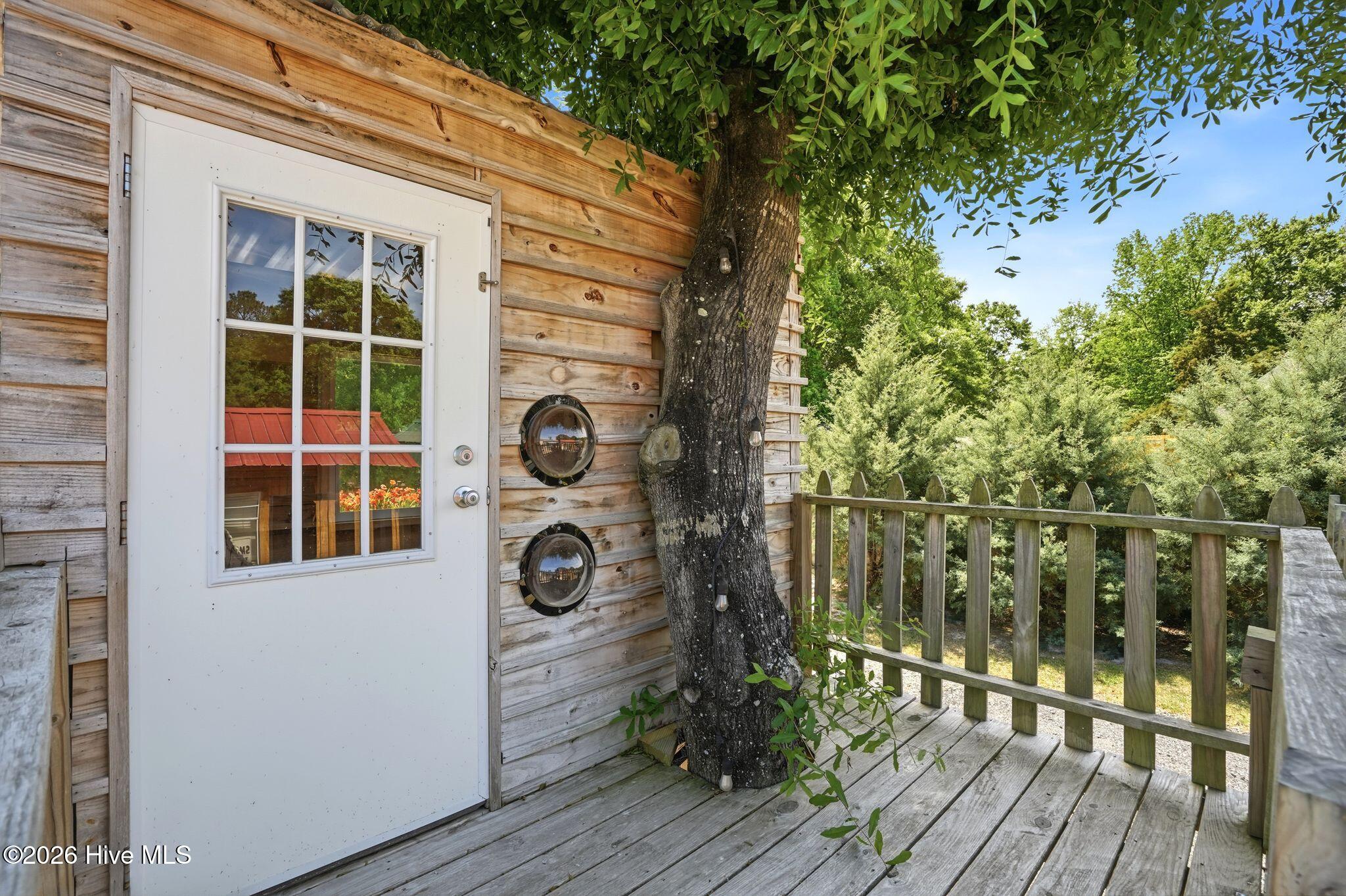 100570161 | Photo 28