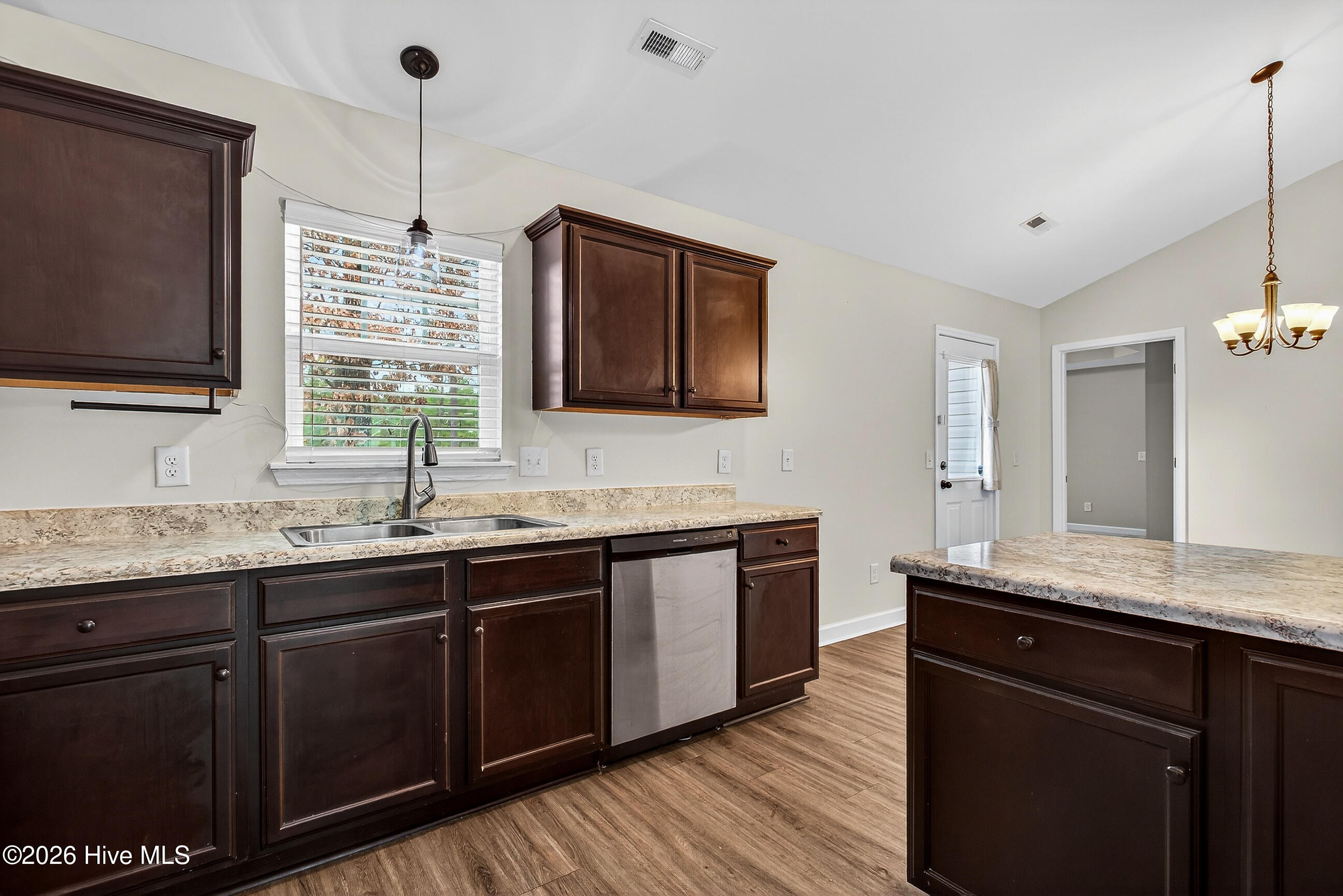 100549361 | Photo 12