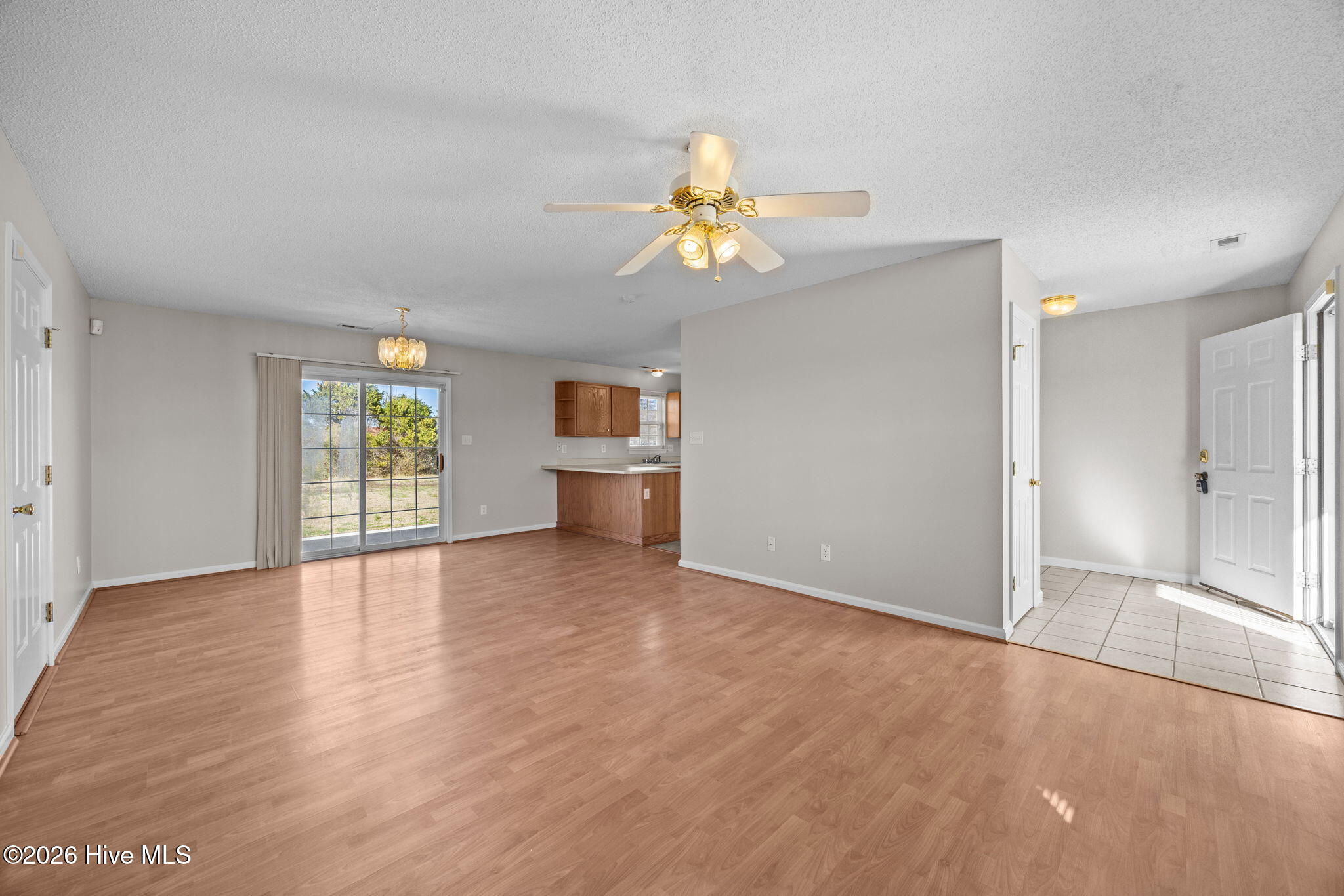 100550367 | Photo 11