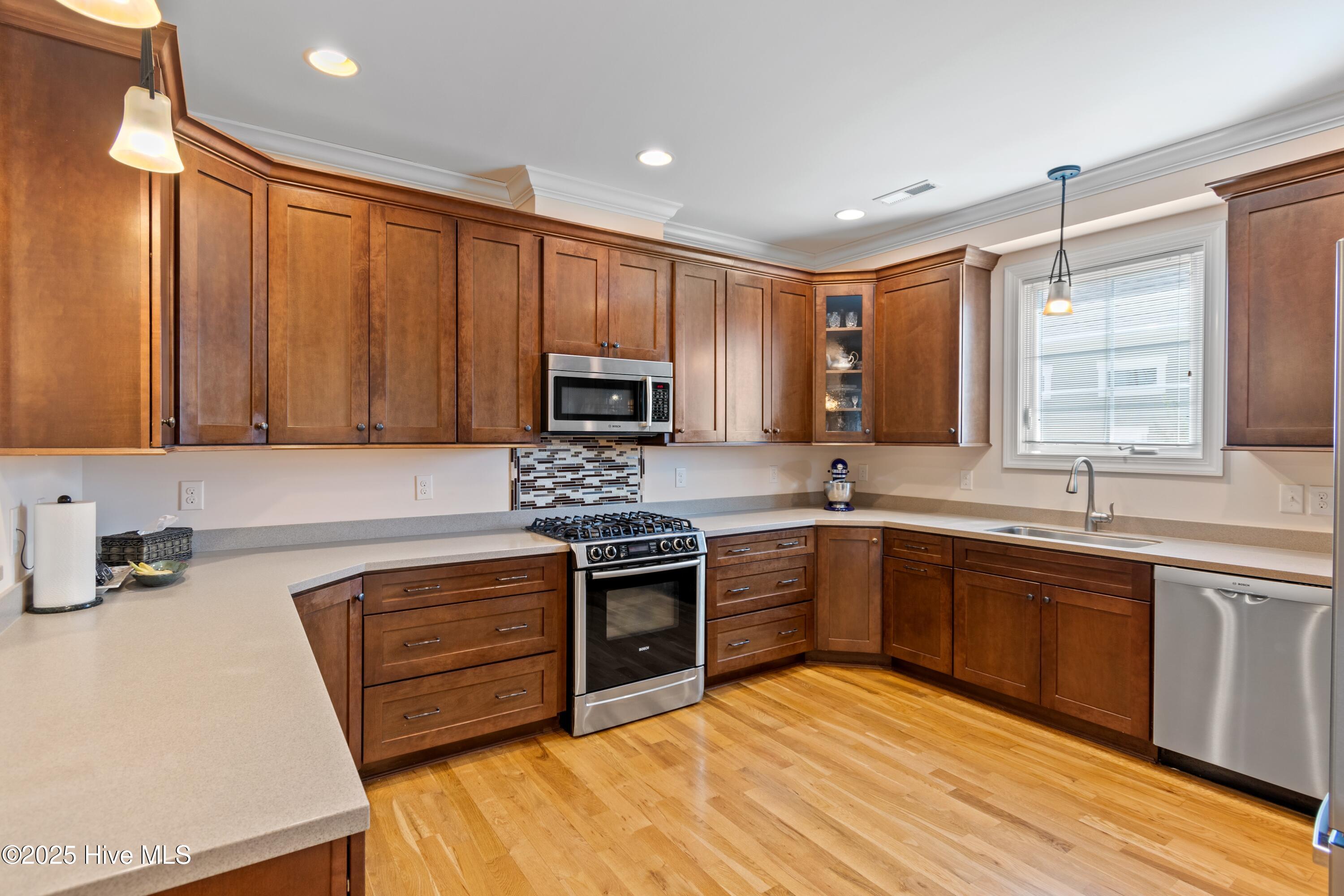 100552930 | Photo 10