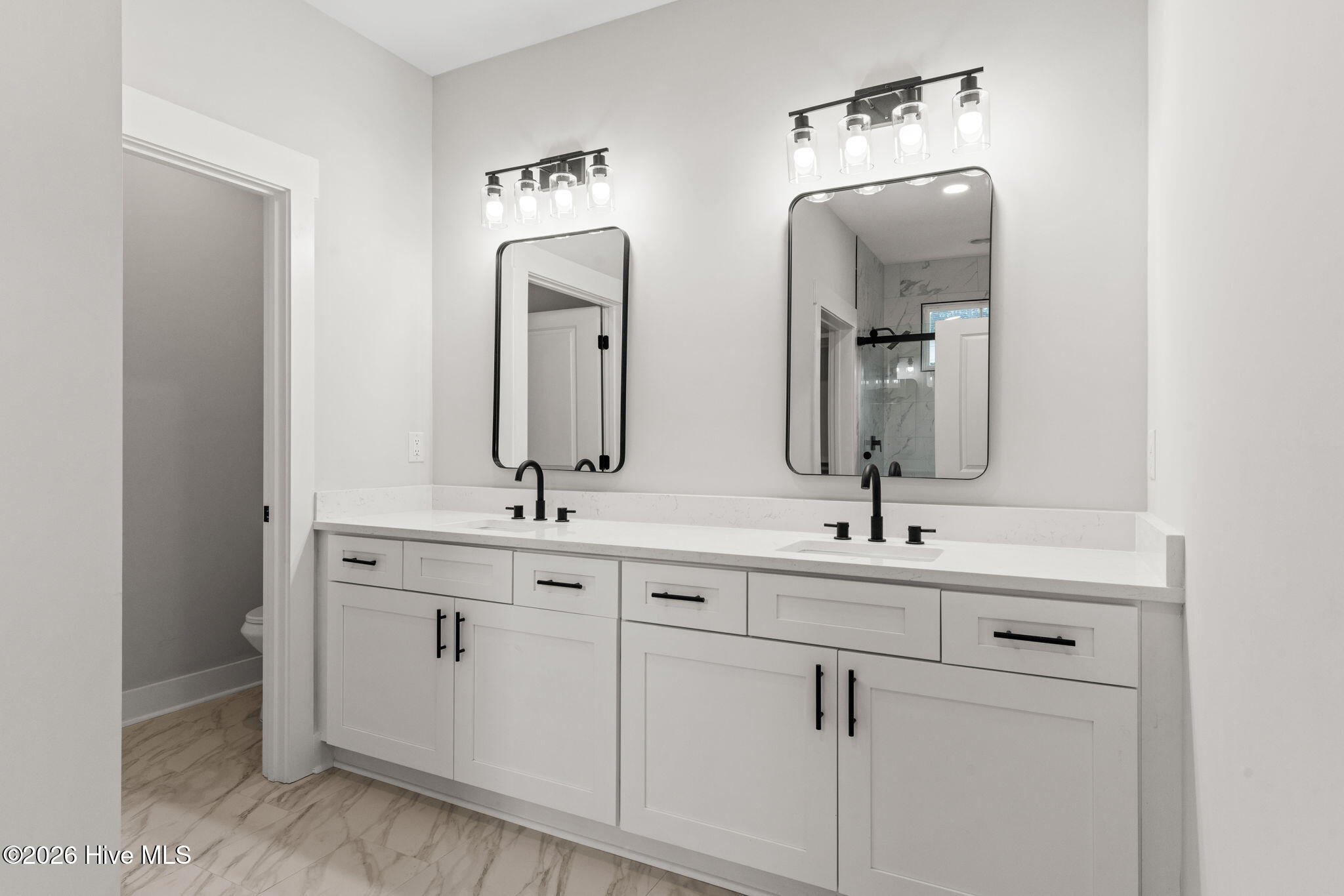 100558111 | Photo 21