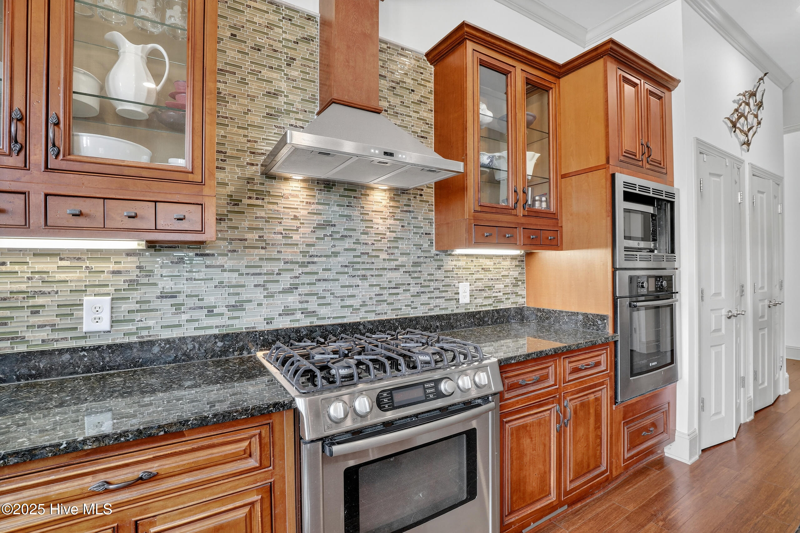 100527488 | Photo 24