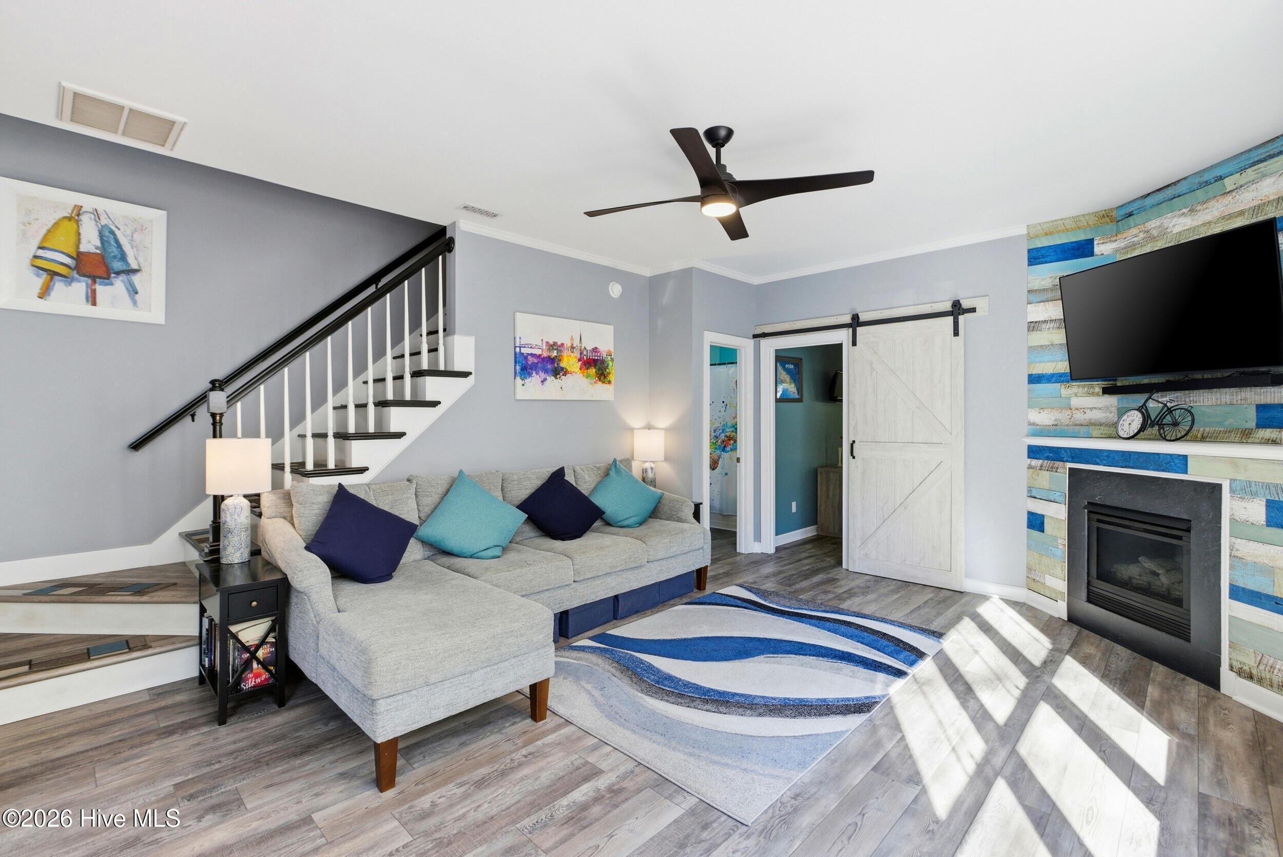 100552075 | Photo 11