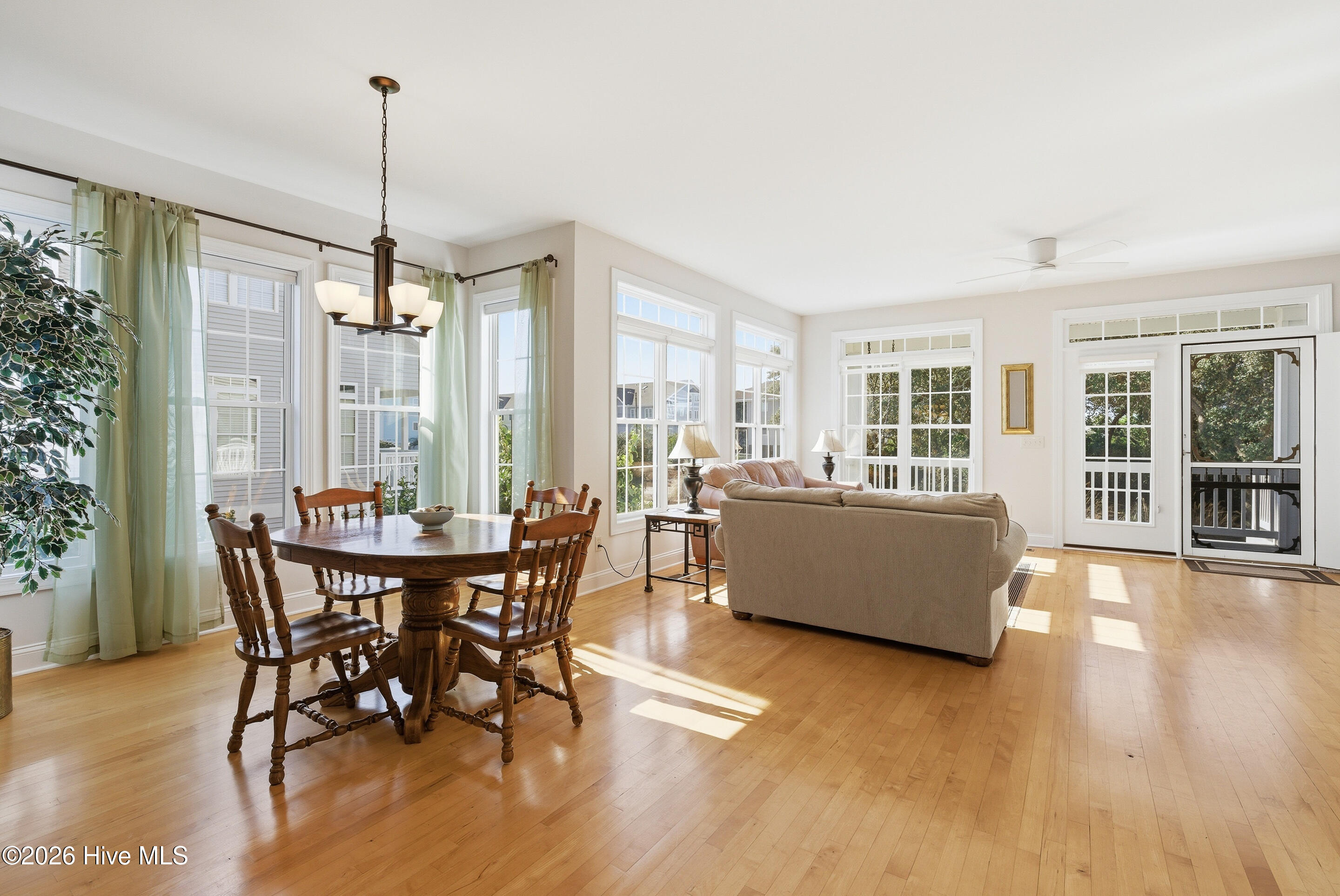 100561643 | Photo 14