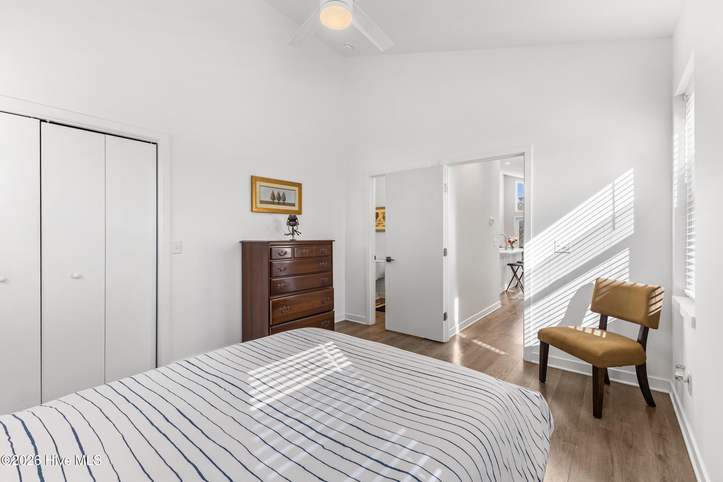 100557840 | Photo 16