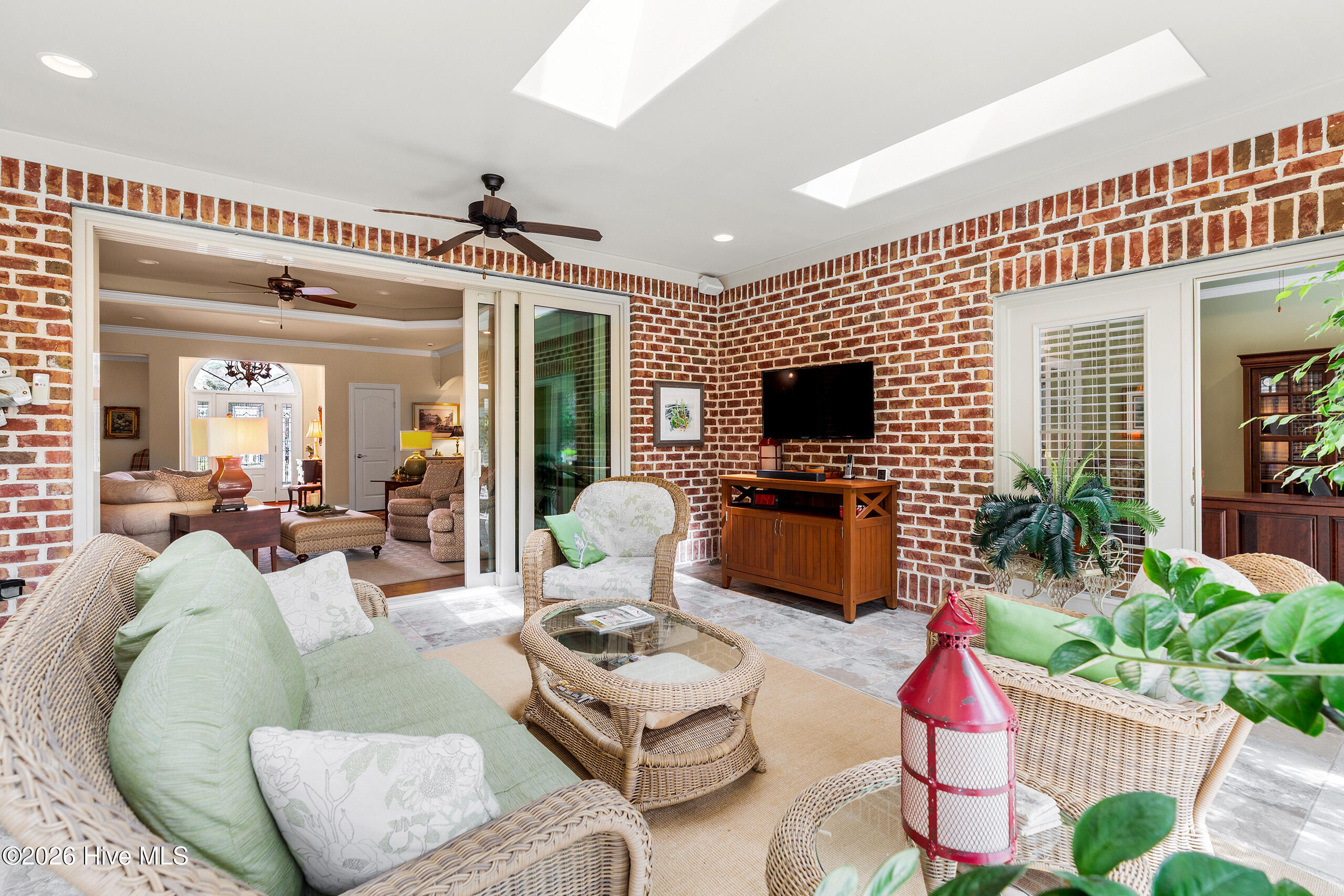 100563471 | Photo 43