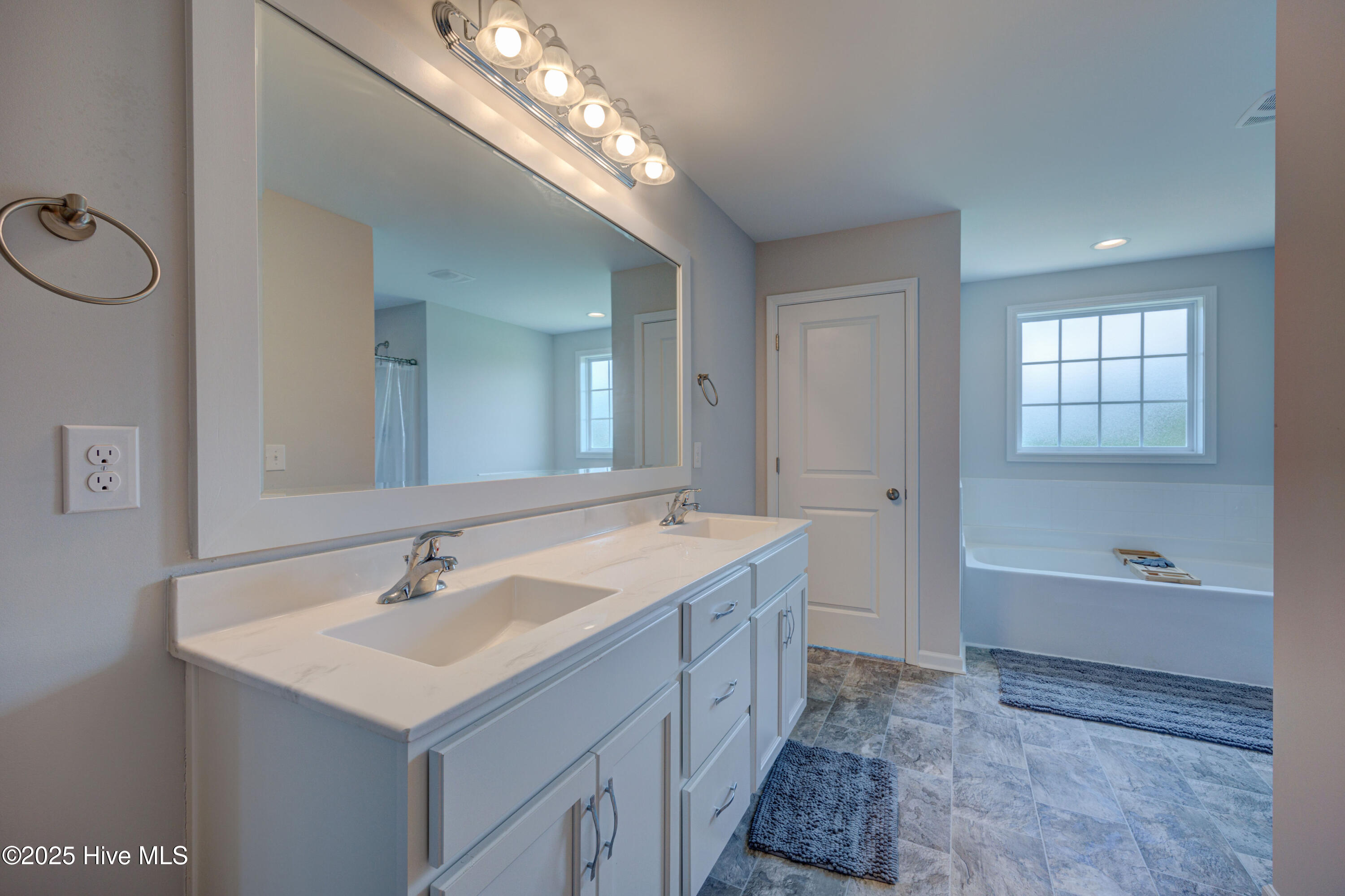 100535248 | Photo 38