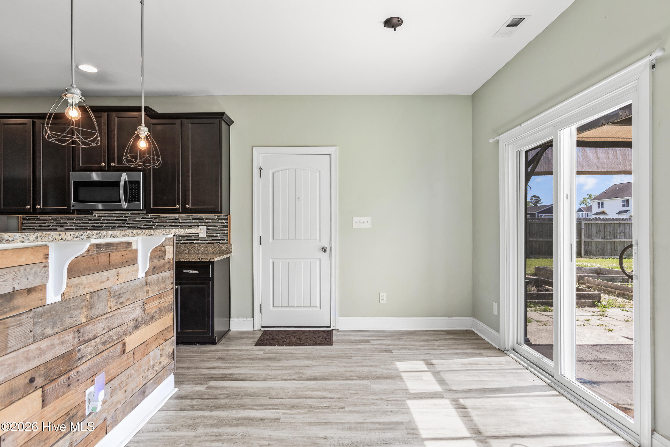 100567731 | Photo 11