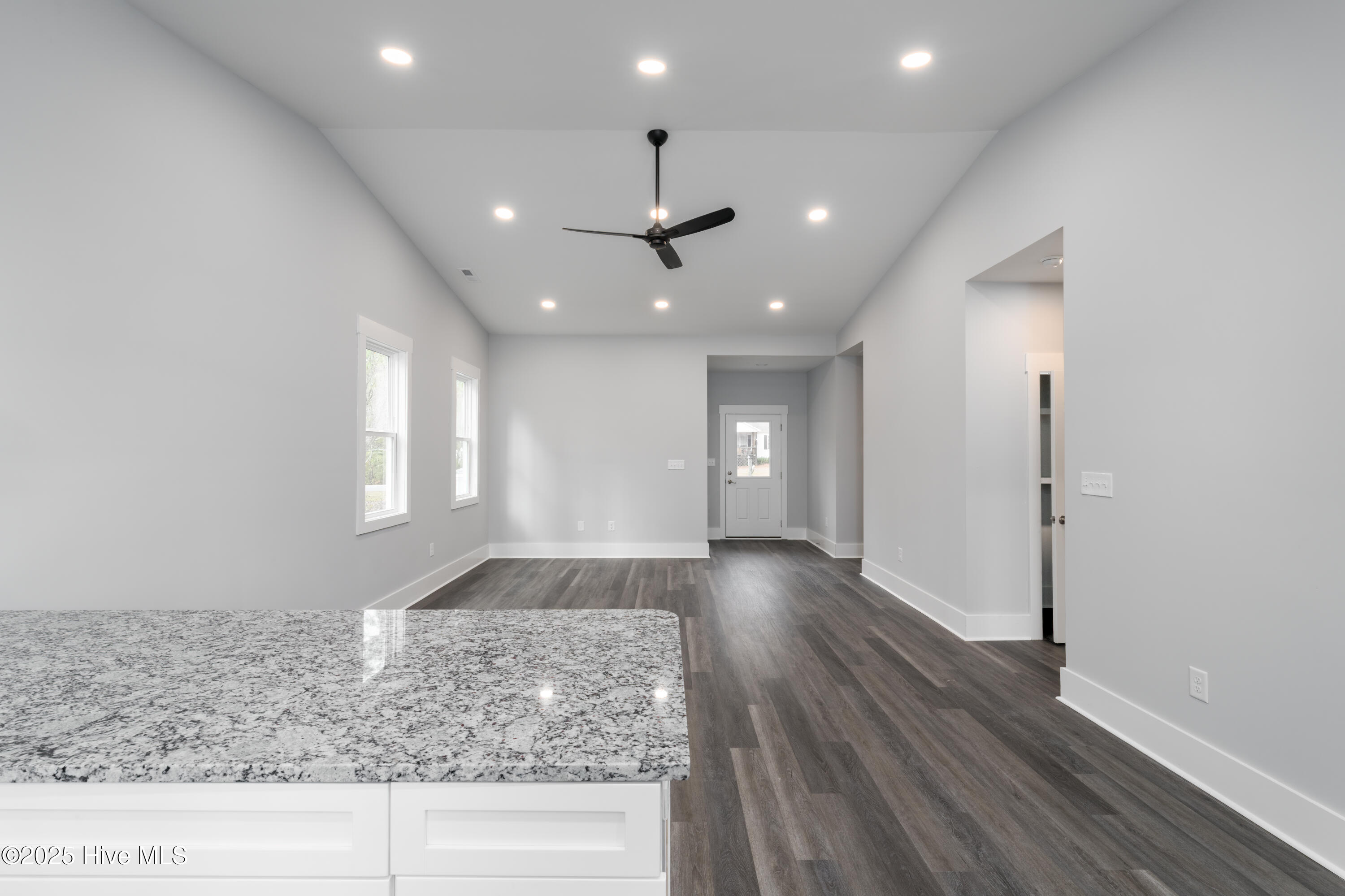 100523019 | Photo 15