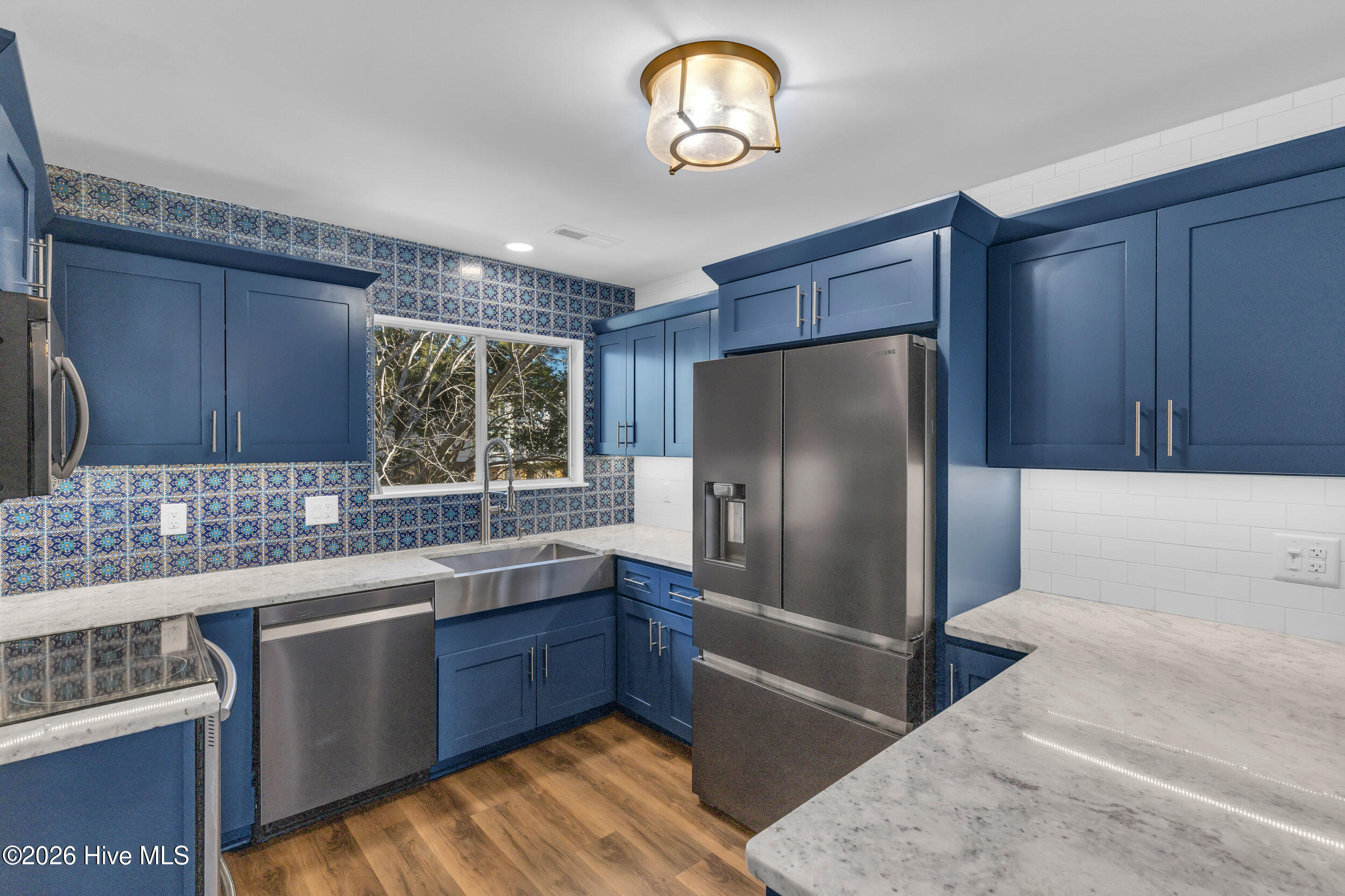 100549306 | Photo 12