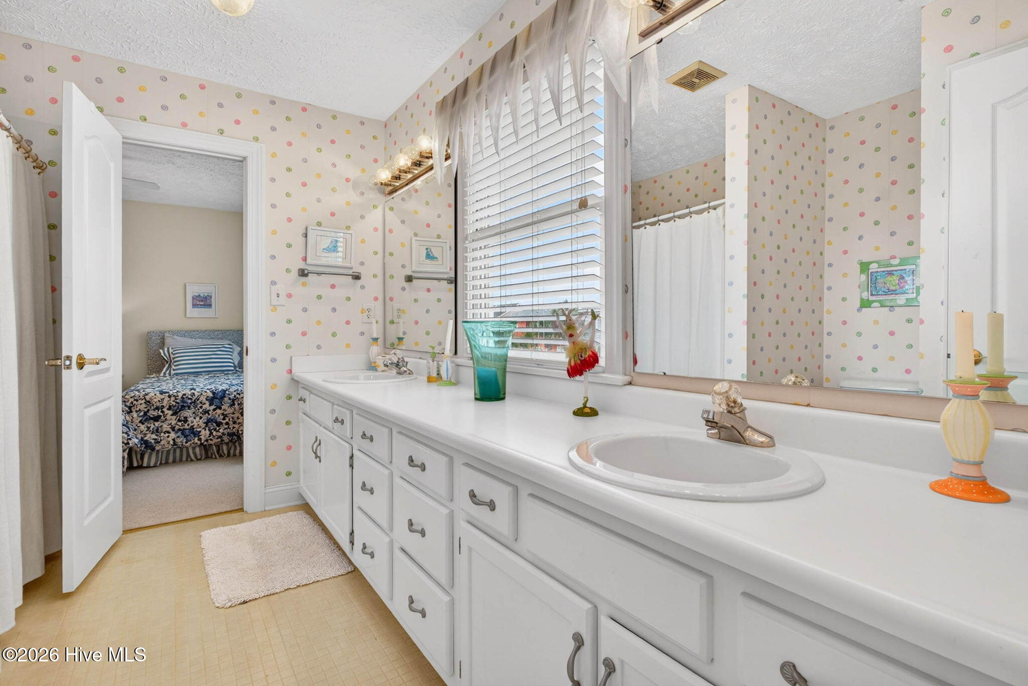 100570658 | Photo 43