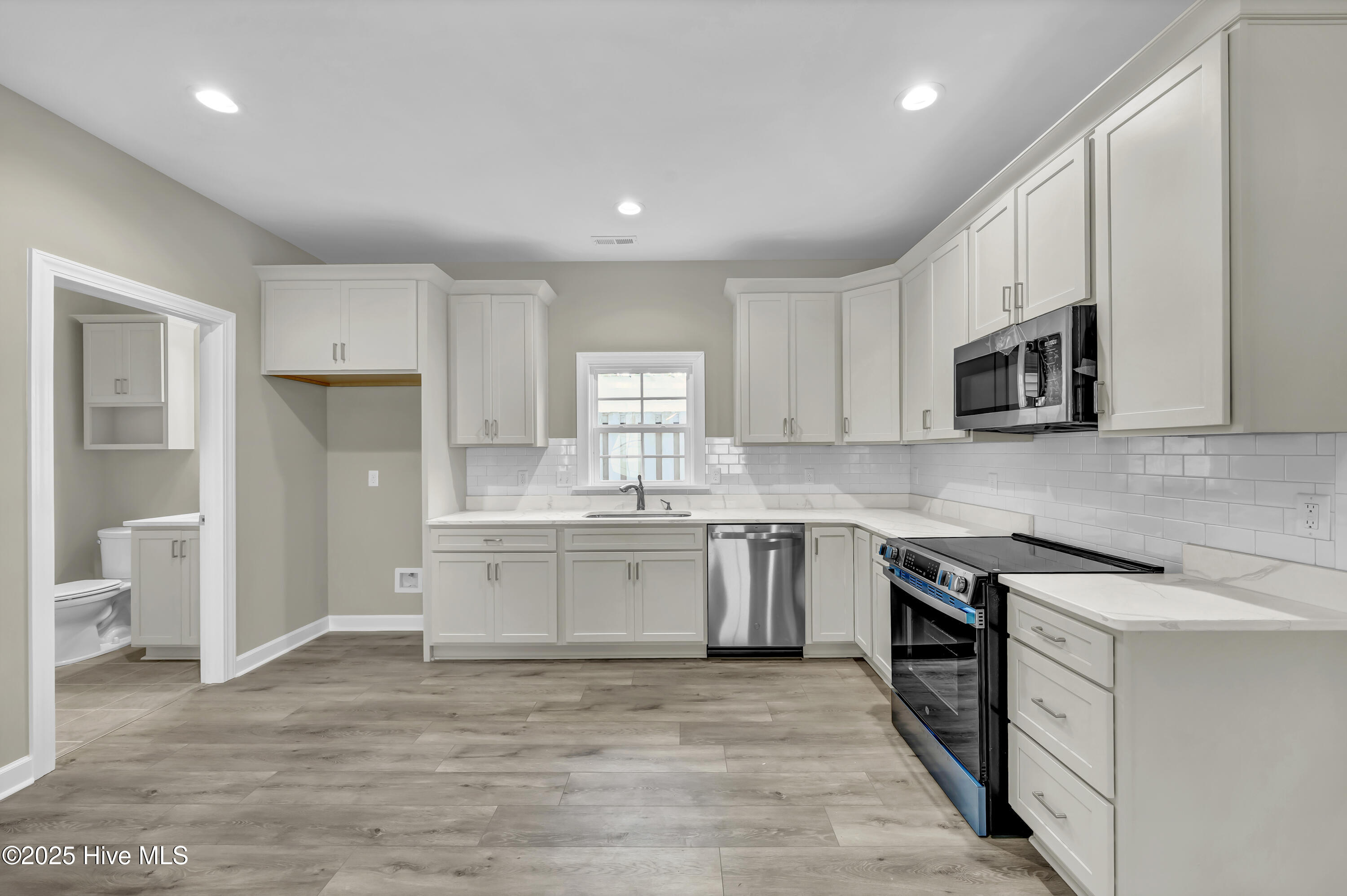 100545866 | Photo 19