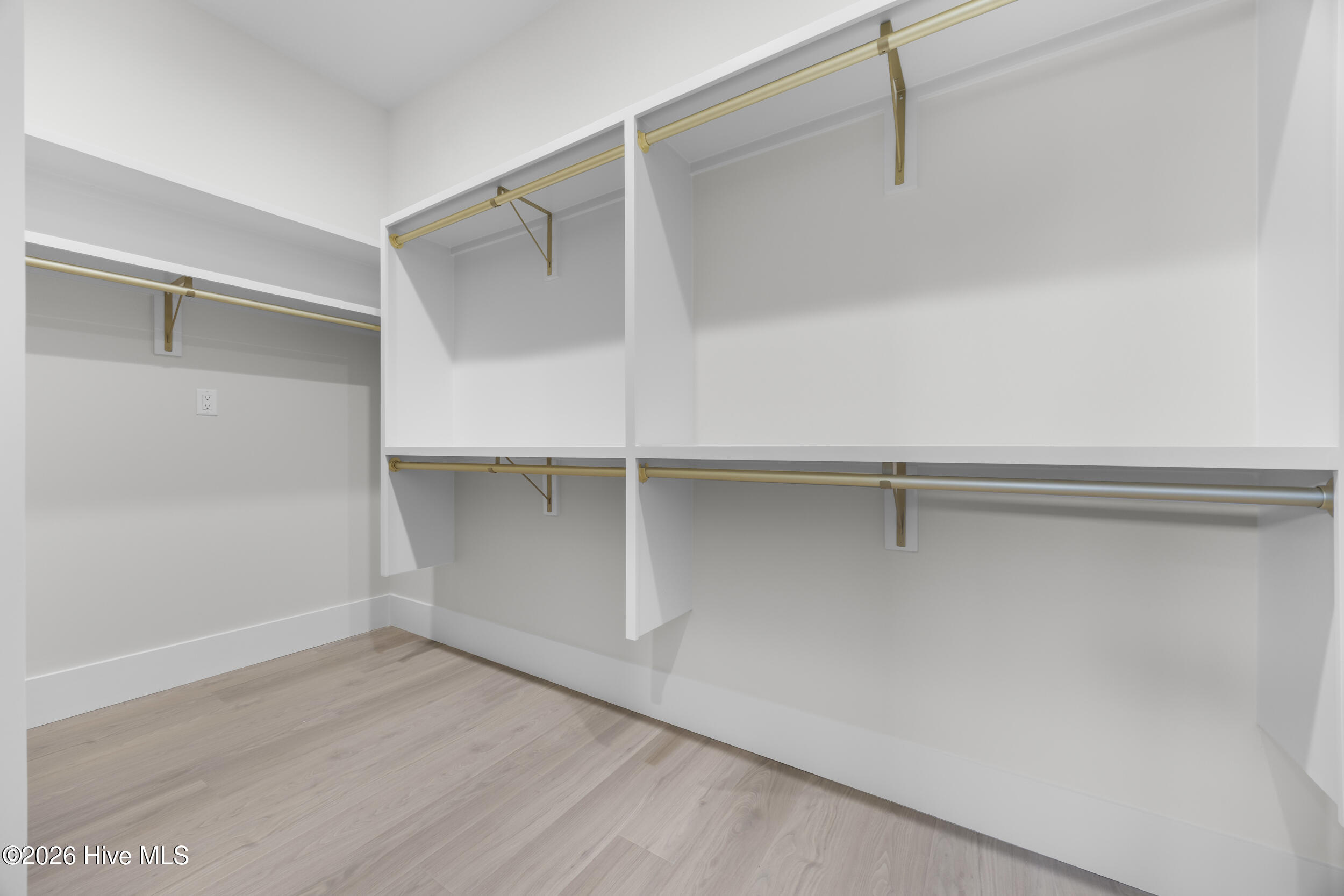 100561987 | Photo 26