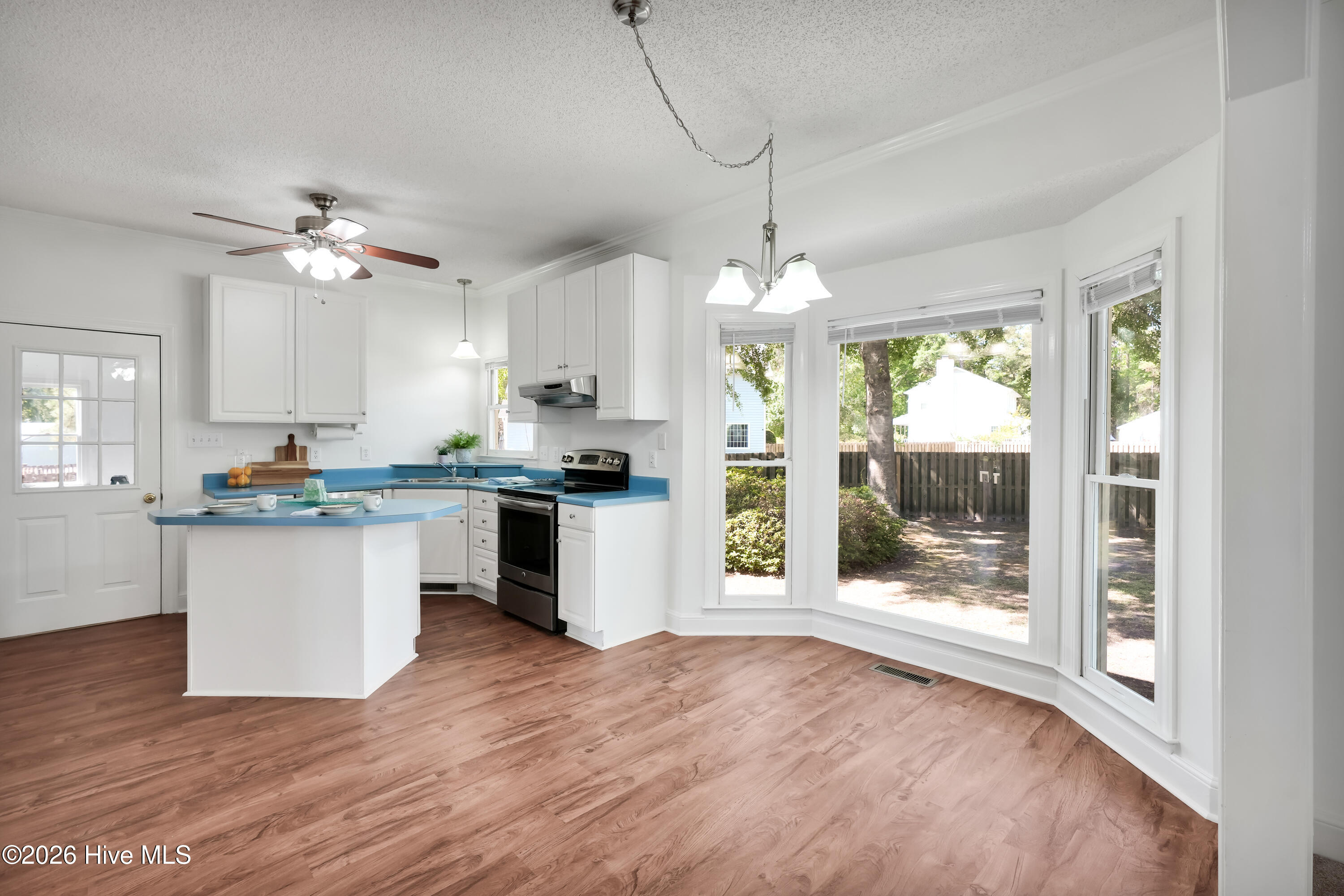 100570472 | Photo 14