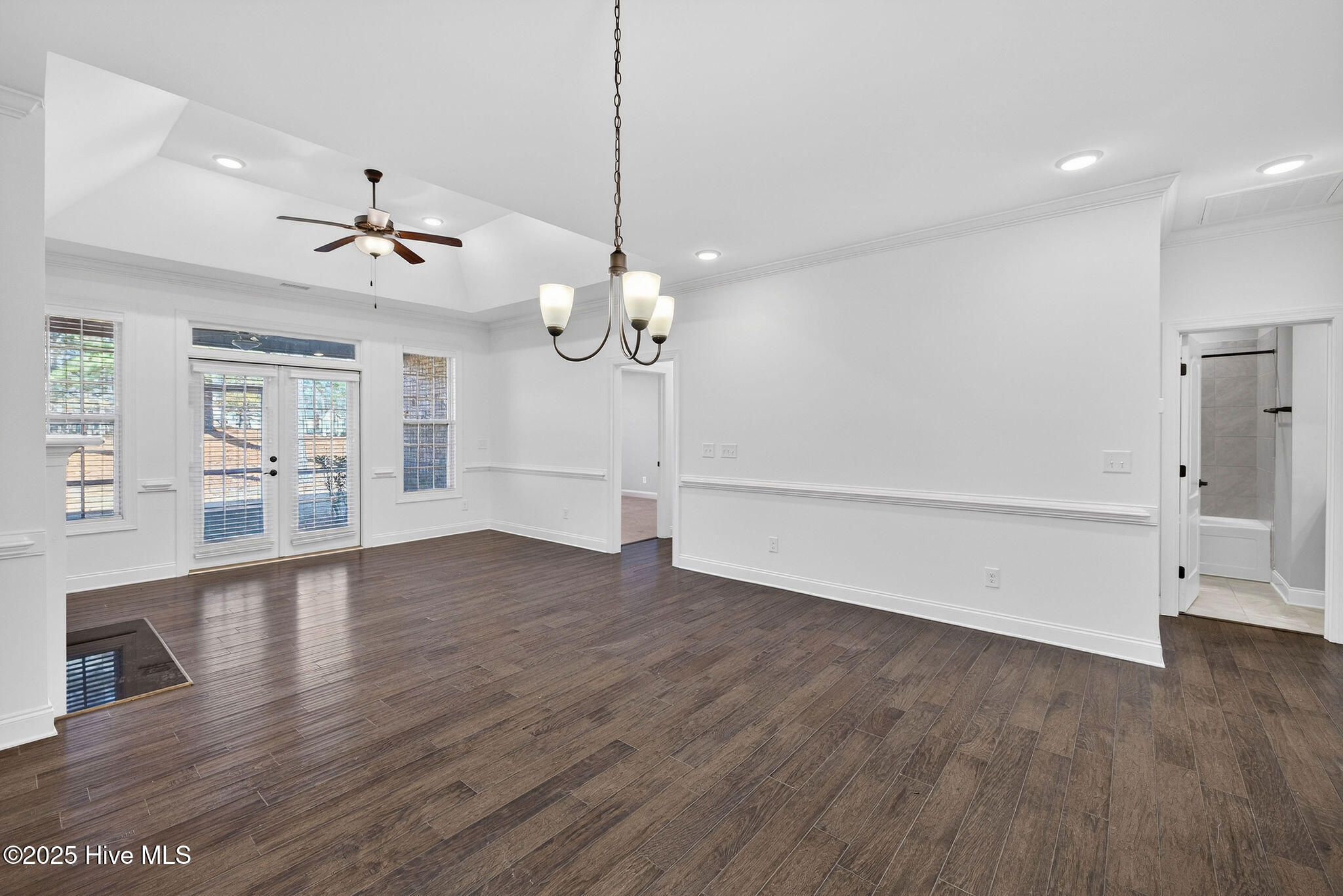 100547187 | Photo 13